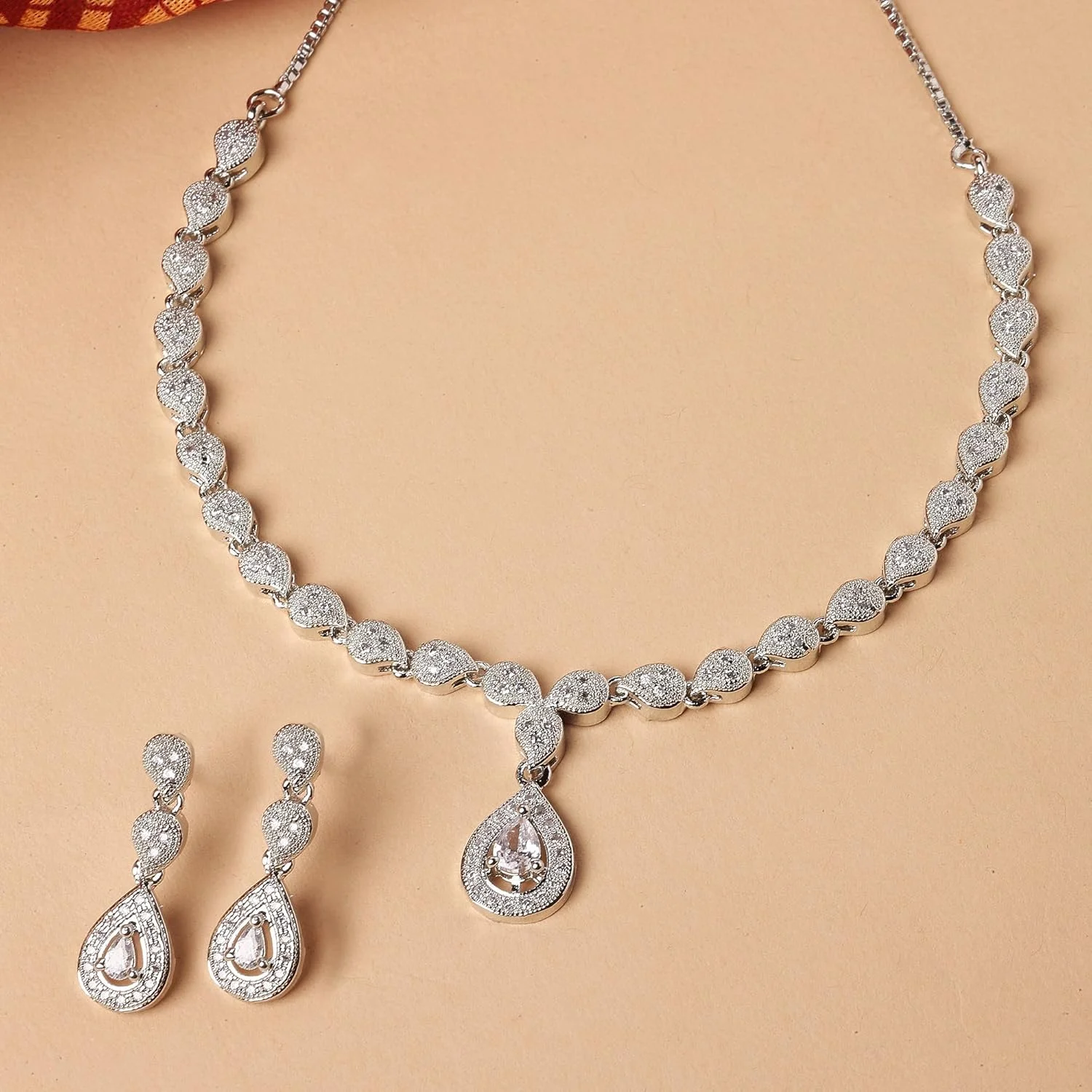 ست جواهرات زنانه زنمه، ست گردنبند و گوشواره طلایی جذاب تزئین شده با الماس آمریکایی (رادیوم) ست جواهرات زنانه زنمه، ست گردنبند و گوشواره طلایی جذاب تزئین شده با الماس آمریکایی (رادیوم)