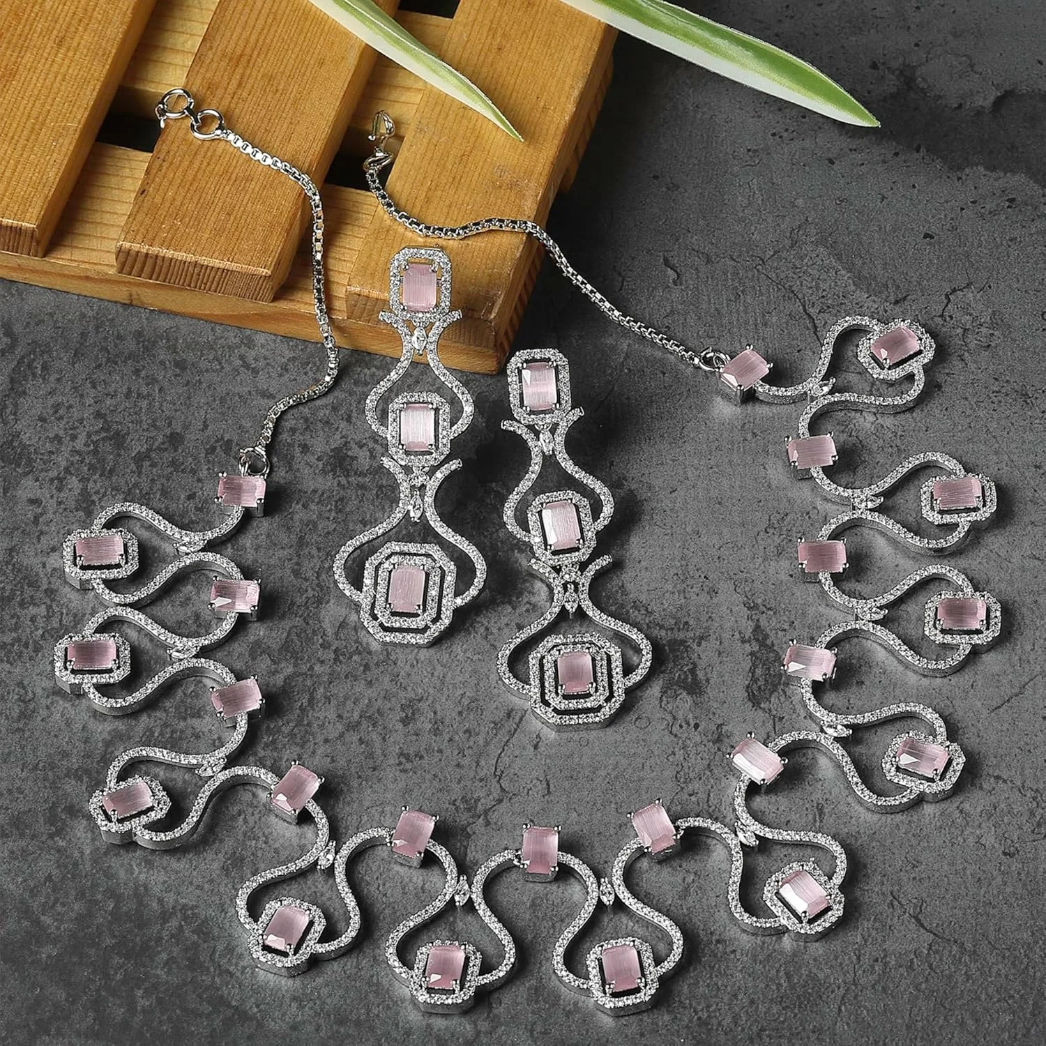 ست گردنبند و گوشواره زنانه طرح خاص نگین دار با روکش رودیوم ZENEME (صورتی)