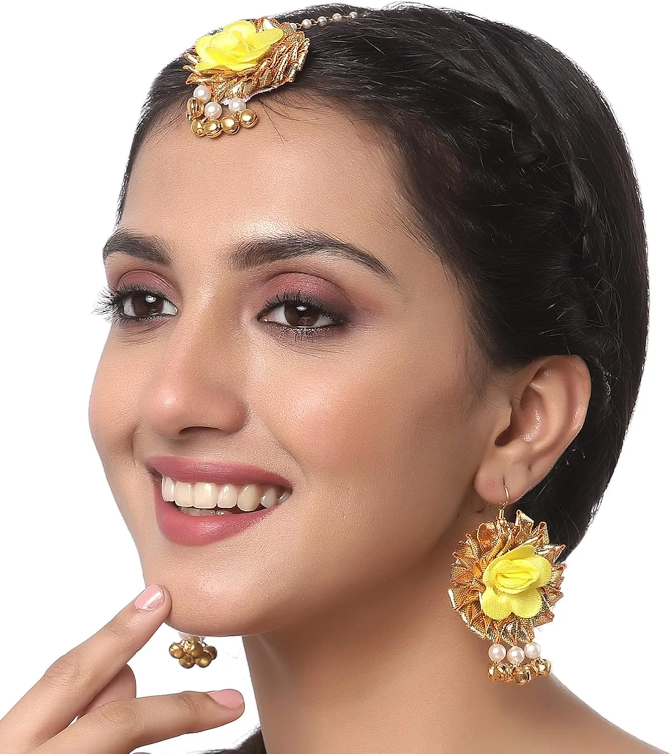 زنم مجموعۀ گوشواره و مانگ تیکا با گل های مرواریدی و گोटा پاتی با روکش طلایی مناسب مراسم حنابندان و مهندی زنم مجموعۀ گوشواره و مانگ تیکا با گل های مرواریدی و گोटा پاتی با روکش طلایی مناسب مراسم حنابندان و مهندی