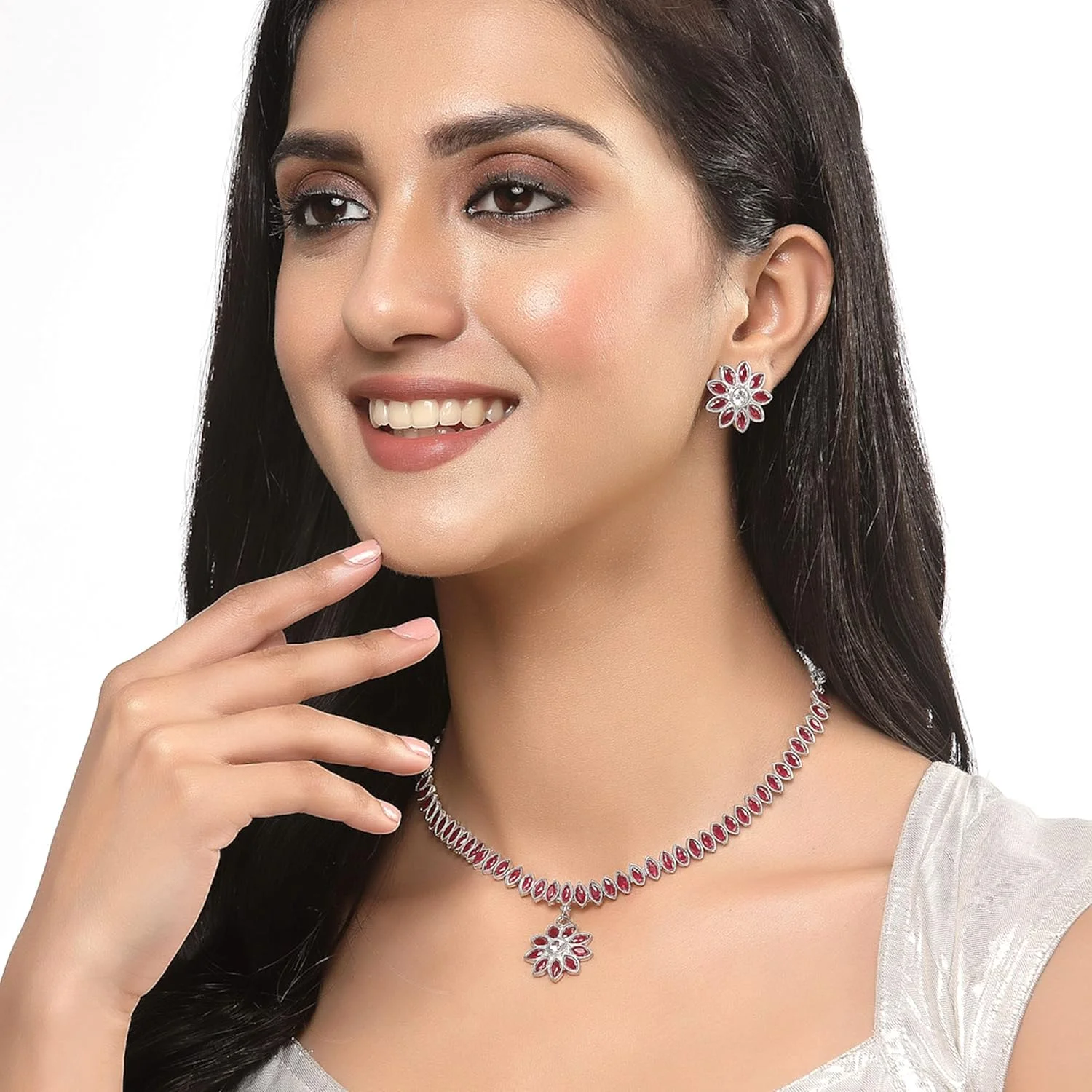 ست زیورآلات زنانه و دخترانه شامل گردنبند، گوشواره با طرح گل و برگ، نگین اتمی و روکش نقره ای اکسید شده برند زنمه ست زیورآلات زنانه و دخترانه شامل گردنبند، گوشواره با طرح گل و برگ، نگین اتمی و روکش نقره ای اکسید شده برند زنمه