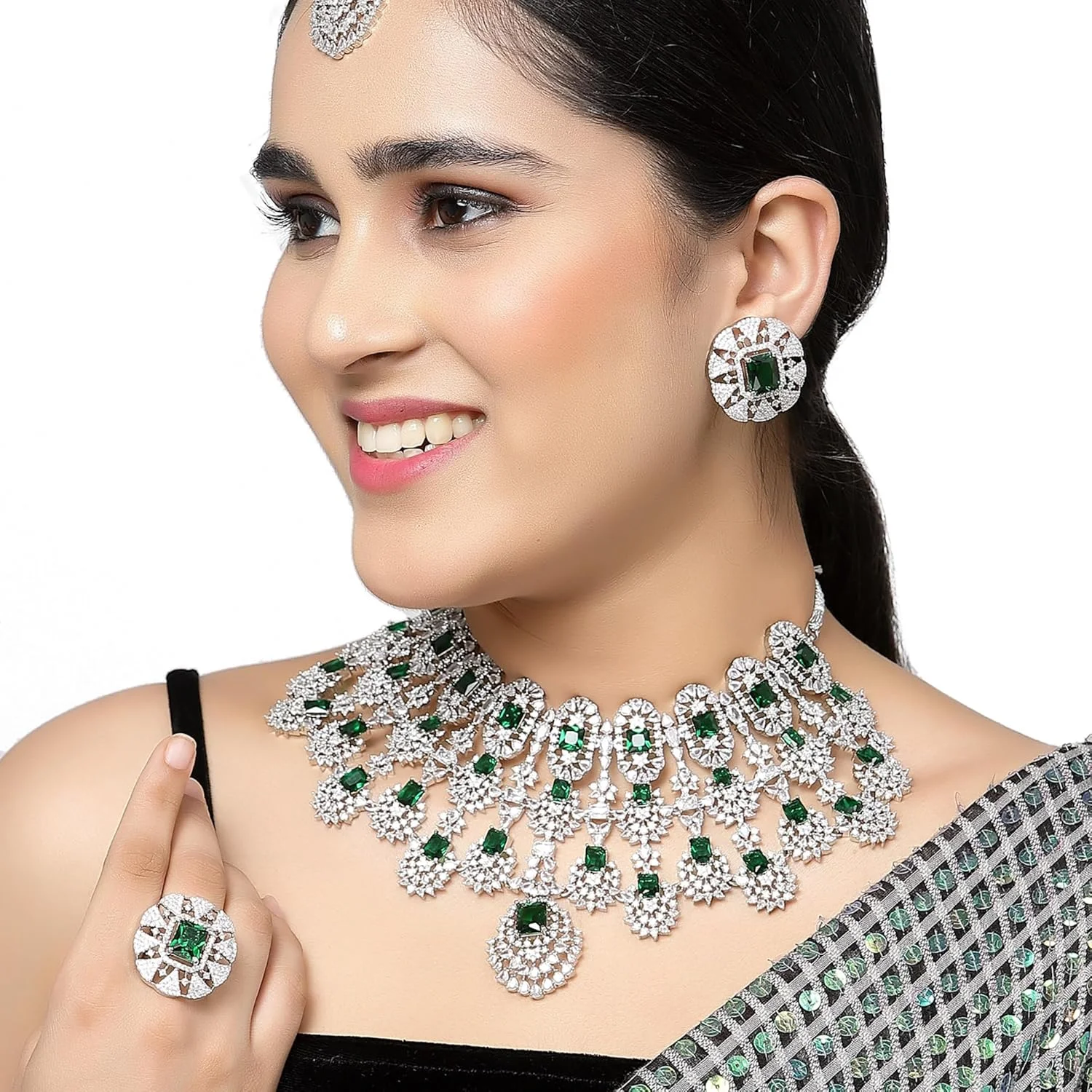 ست جواهرات زنانه شامل گردنبند آویزدار نگیندار با روکش رودیوم، گوشواره، انگشتر و مانگ تیکا برند زنمه ست جواهرات زنانه شامل گردنبند آویزدار نگیندار با روکش رودیوم، گوشواره، انگشتر و مانگ تیکا برند زنمه