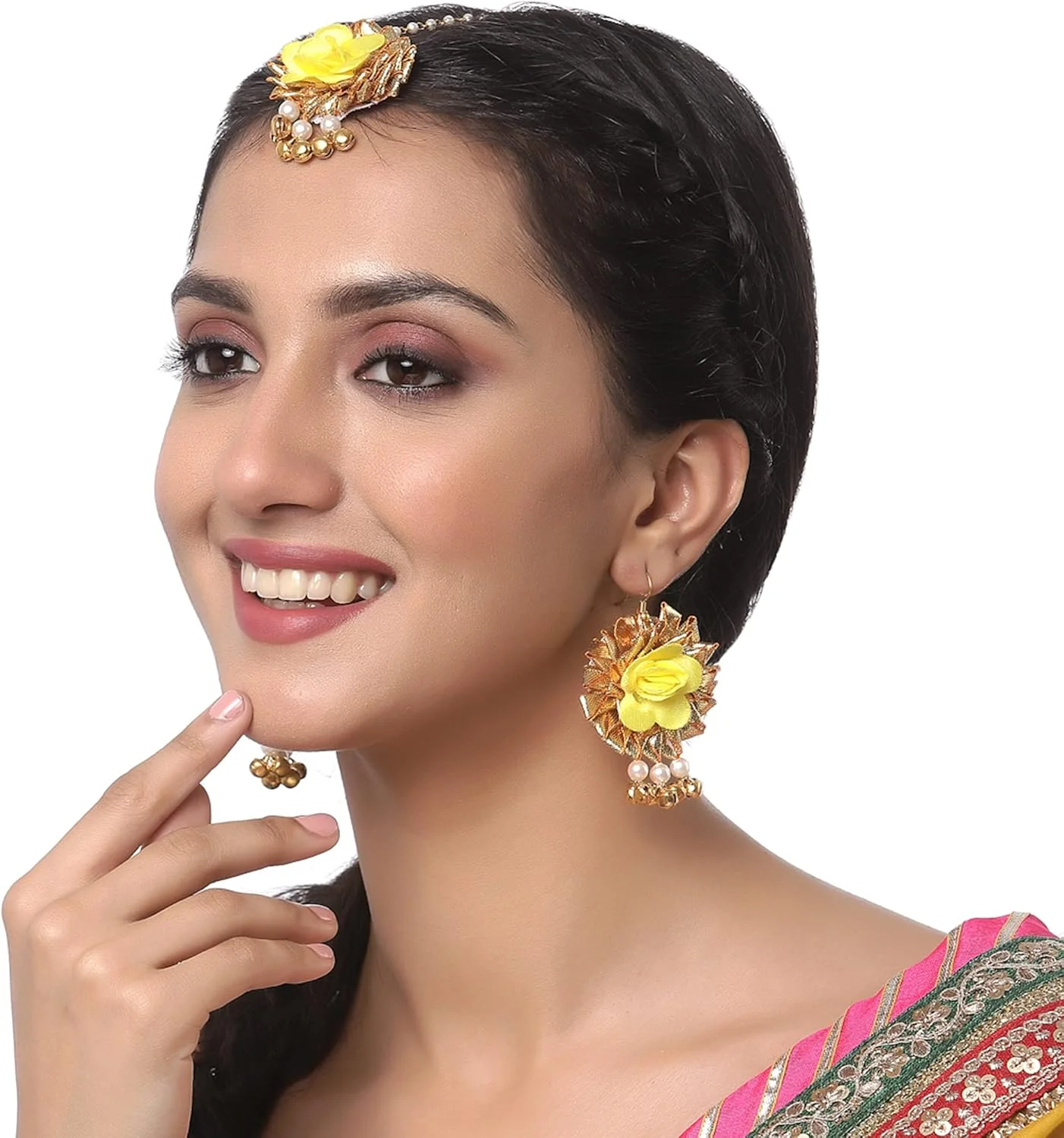 زنم مجموعۀ گوشواره و مانگ تیکا با گل های مرواریدی و گोटा پاتی با روکش طلایی مناسب مراسم حنابندان و مهندی زنم مجموعۀ گوشواره و مانگ تیکا با گل های مرواریدی و گोटा پاتی با روکش طلایی مناسب مراسم حنابندان و مهندی