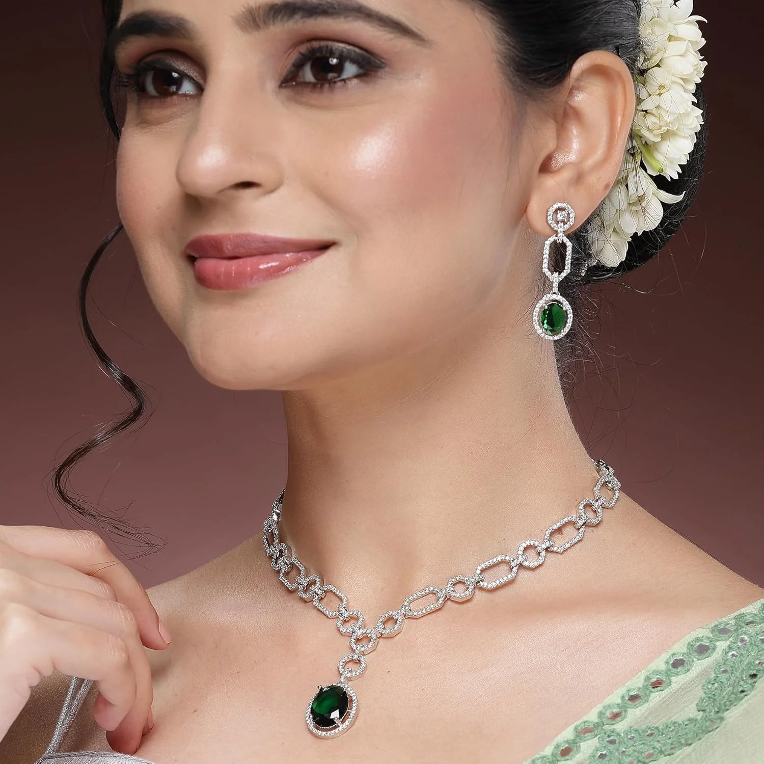 ست جواهرات زنانه شامل گردنبند و گوشواره با روکش رودیوم، طرح نقره ای، نگین های اتمی سبز رنگ و جزئیات مدرن از برند زنم ست جواهرات زنانه شامل گردنبند و گوشواره با روکش رودیوم، طرح نقره ای، نگین های اتمی سبز رنگ و جزئیات مدرن از برند زنم