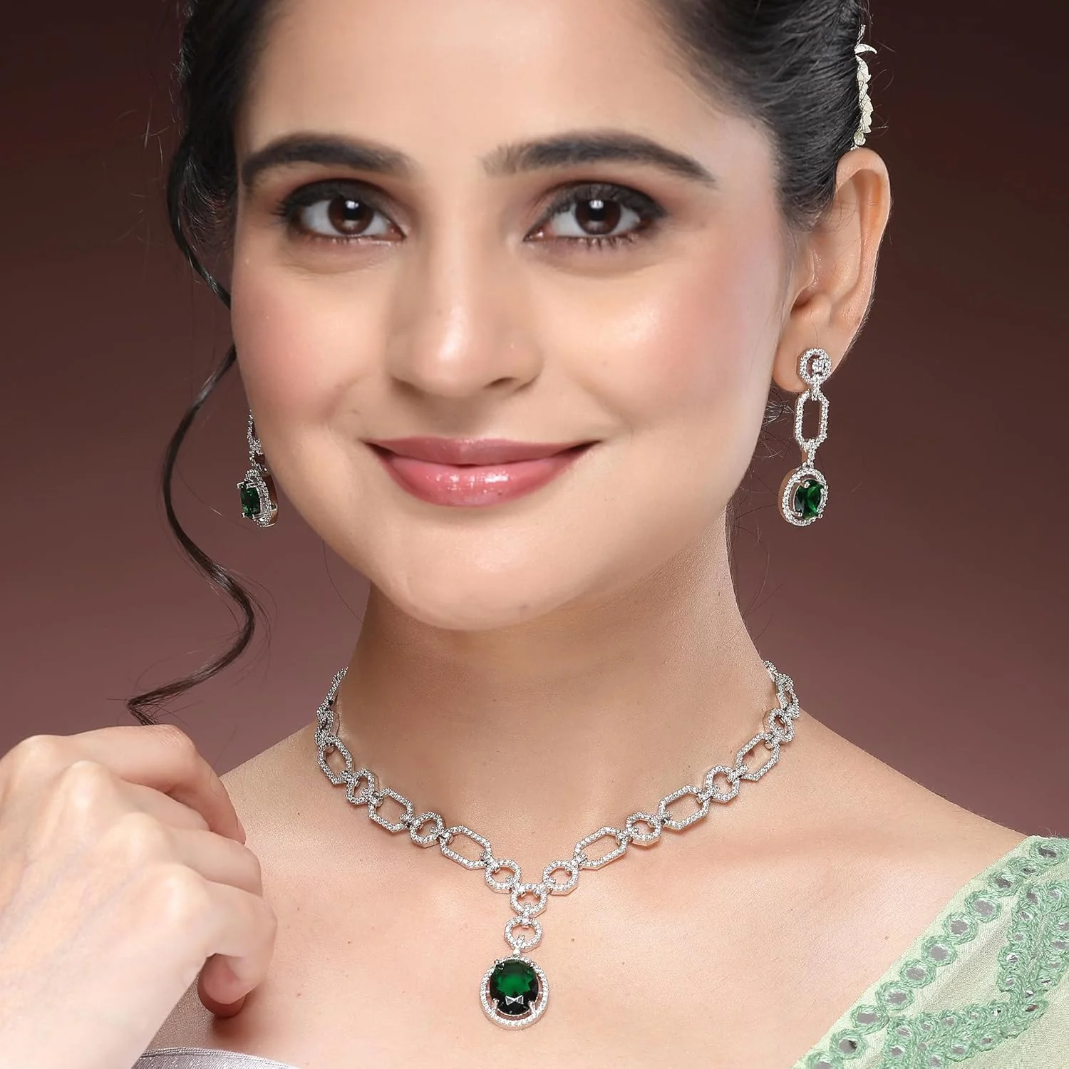 ست جواهرات زنانه شامل گردنبند و گوشواره با روکش رودیوم، طرح نقره ای، نگین های اتمی سبز رنگ و جزئیات مدرن از برند زنم ست جواهرات زنانه شامل گردنبند و گوشواره با روکش رودیوم، طرح نقره ای، نگین های اتمی سبز رنگ و جزئیات مدرن از برند زنم