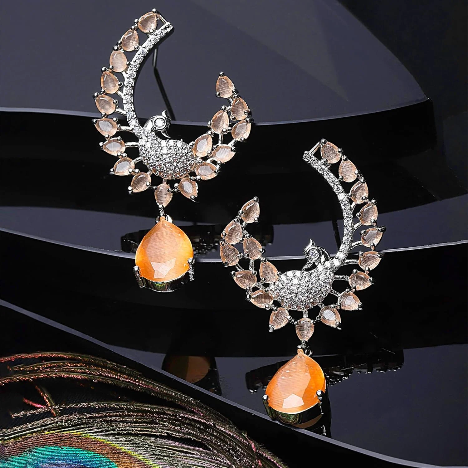 گوشواره های آویز طرح طاووس و پر نگین اتمی روکش رودیوم زنانه و دخترانه (نارنجی) از برند زنم گوشواره های آویز طرح طاووس و پر نگین اتمی روکش رودیوم زنانه و دخترانه (نارنجی) از برند زنم