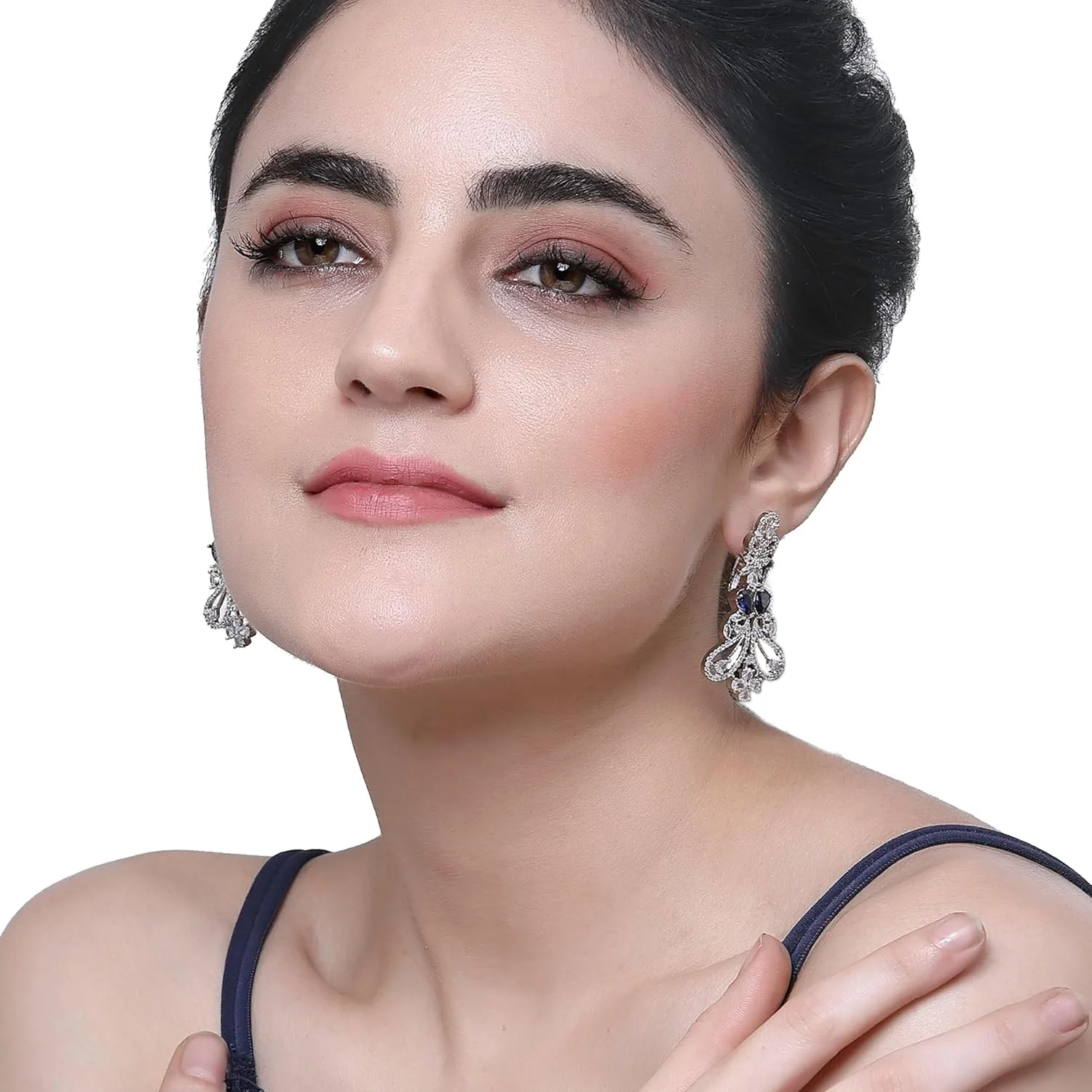 گوشواره های آویز طرح بته جقه نگین دار با روکش رودیوم و الماس آمریکایی زنانه و دخترانه (سرمه ای و سفید) گوشواره های آویز طرح بته جقه نگین دار با روکش رودیوم و الماس آمریکایی زنانه و دخترانه (سرمه ای و سفید)