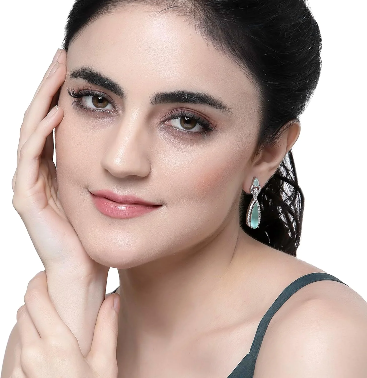 گوشواره های آویز بلند طرح اشک نگین دار روکش رودیوم زنانه و دخترانه (سبز دریایی) گوشواره های آویز بلند طرح اشک نگین دار روکش رودیوم زنانه و دخترانه (سبز دریایی)