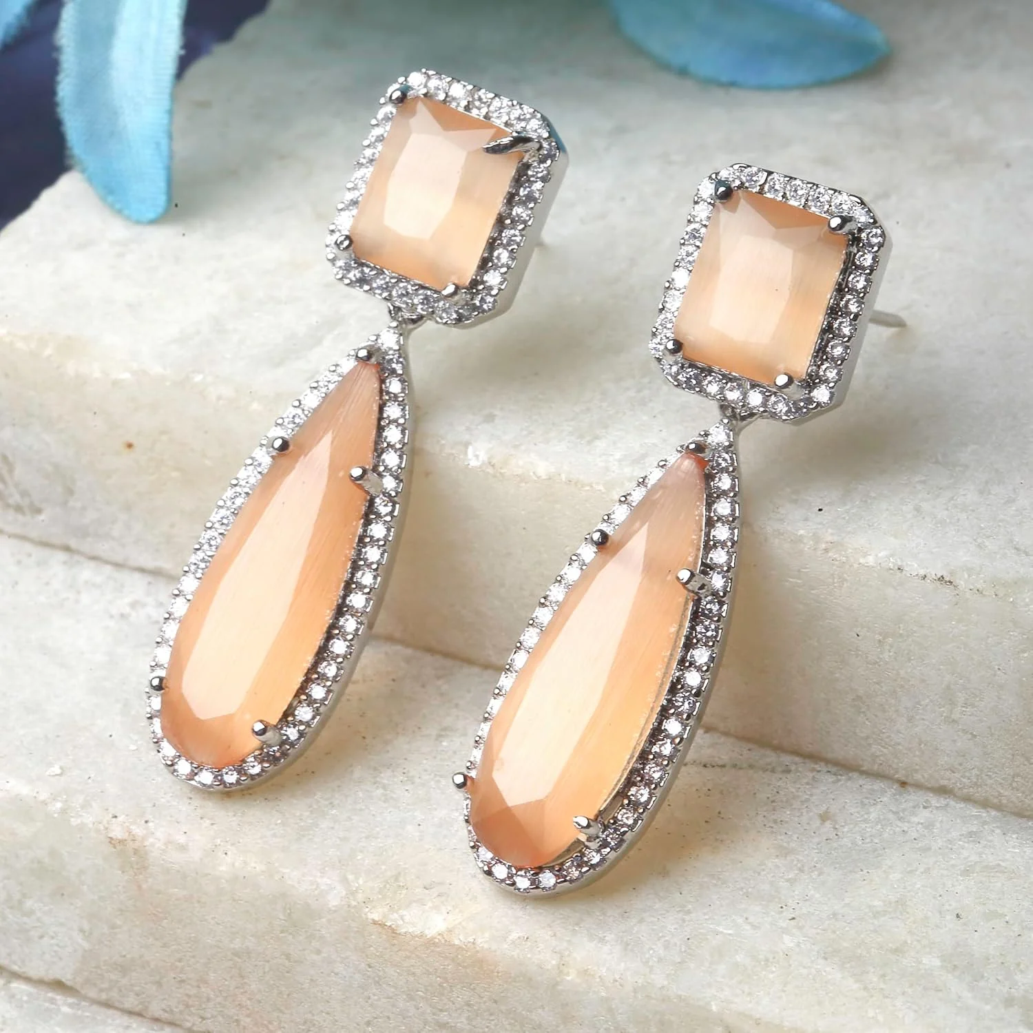 گوشواره های آویز اشکی دست ساز نگین دار الماس آمریکایی با روکش رودیوم زنانه ZENEME (نارنجی) گوشواره های آویز اشکی دست ساز نگین دار الماس آمریکایی با روکش رودیوم زنانه ZENEME (نارنجی)