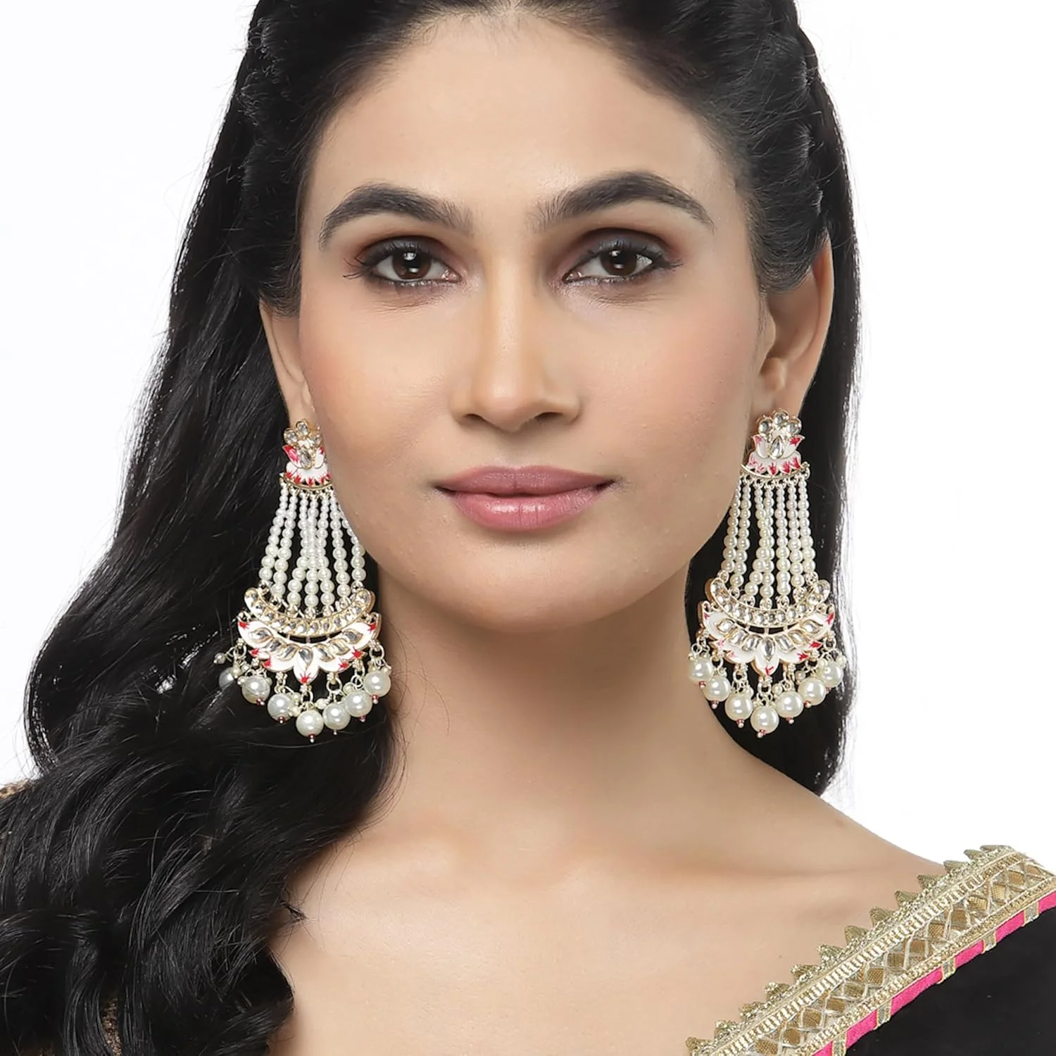 گوشواره های آویز دست ساز زنانه و دخترانه ZENEME با روکش طلایی، مروارید سفید و طرح گل میناکاری شده (سفید)، سایز آزاد، آلیاژ، مروارید