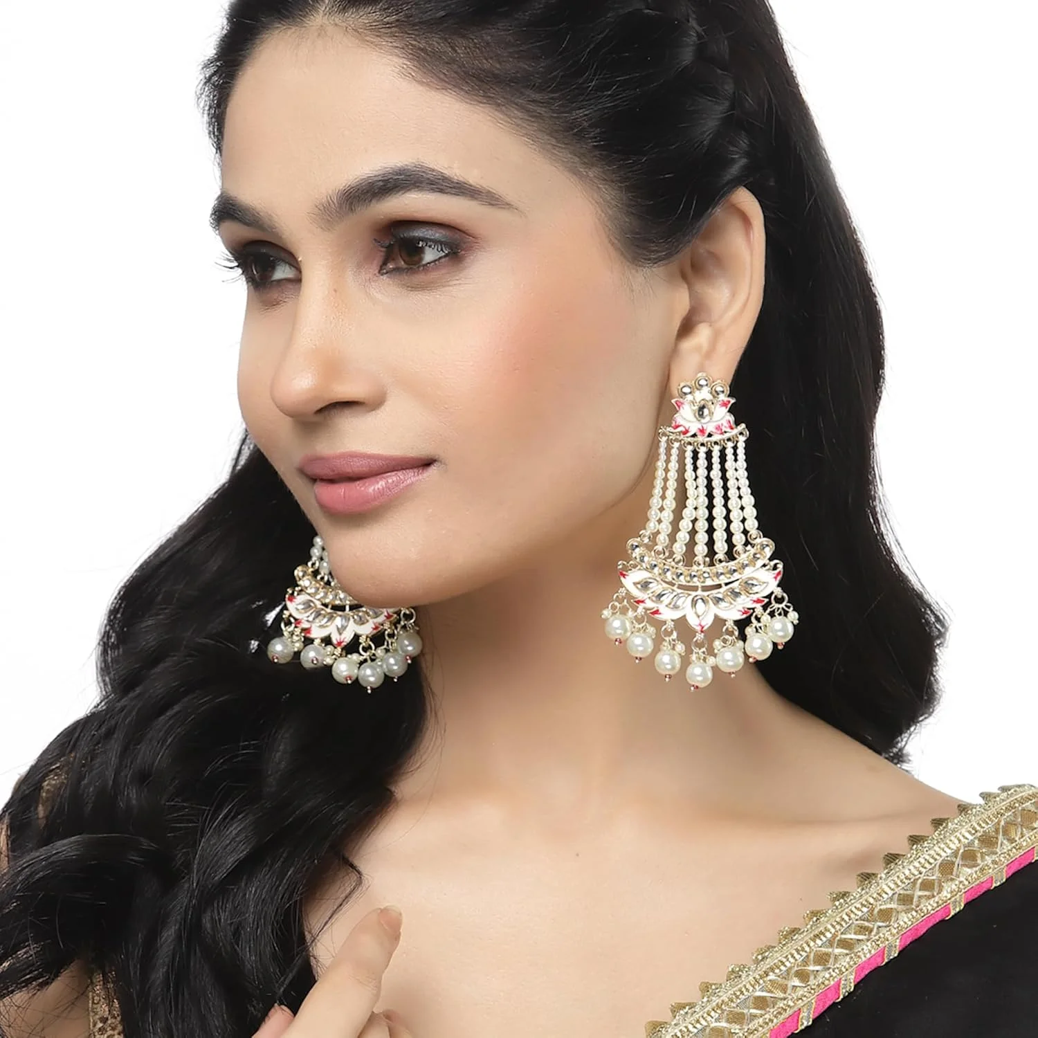 گوشواره های آویز دست ساز زنانه و دخترانه ZENEME با روکش طلایی، مروارید سفید و طرح گل میناکاری شده (سفید)، سایز آزاد، آلیاژ، مروارید