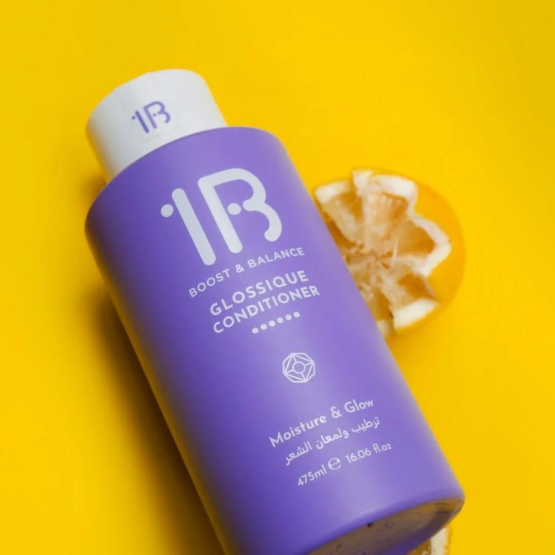 نرم کننده مو 1B Glossique Moisture & Glow حجم 475 میلی لیتر - حاوی عصاره میوه گل ساعتی و اریتریتول | فرمول آبرسان و صاف کننده برای موهای خشک، کدر و رنگ شده | نرمی و درخشش ماندگار
