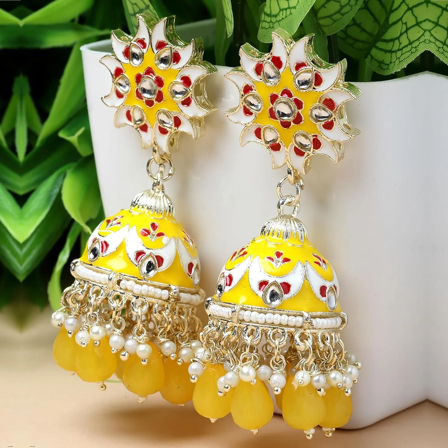 گوشواره های جومکا با روکش طلا، مزین به نگین های کندن و مروارید، طرح هلالی و نقاشی شده با دست