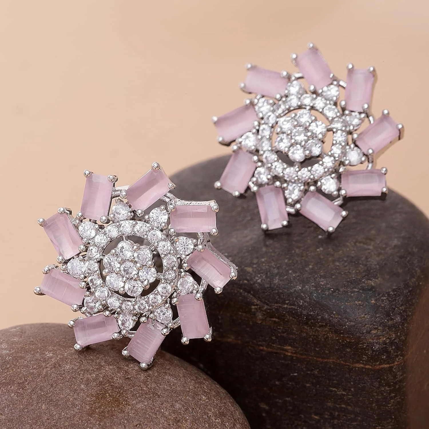 گوشواره های میخی طرح گل نگین دار روکش رودیوم زنانه و دخترانه برند زِنِم گوشواره های میخی طرح گل نگین دار روکش رودیوم زنانه و دخترانه برند زِنِم