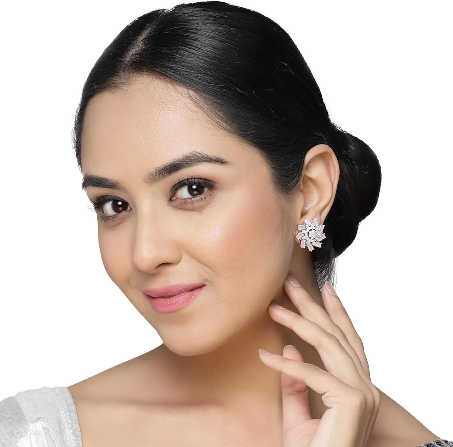 گوشواره های میخی طرح گل نگین دار روکش رودیوم زنانه و دخترانه برند زِنِم گوشواره های میخی طرح گل نگین دار روکش رودیوم زنانه و دخترانه برند زِنِم