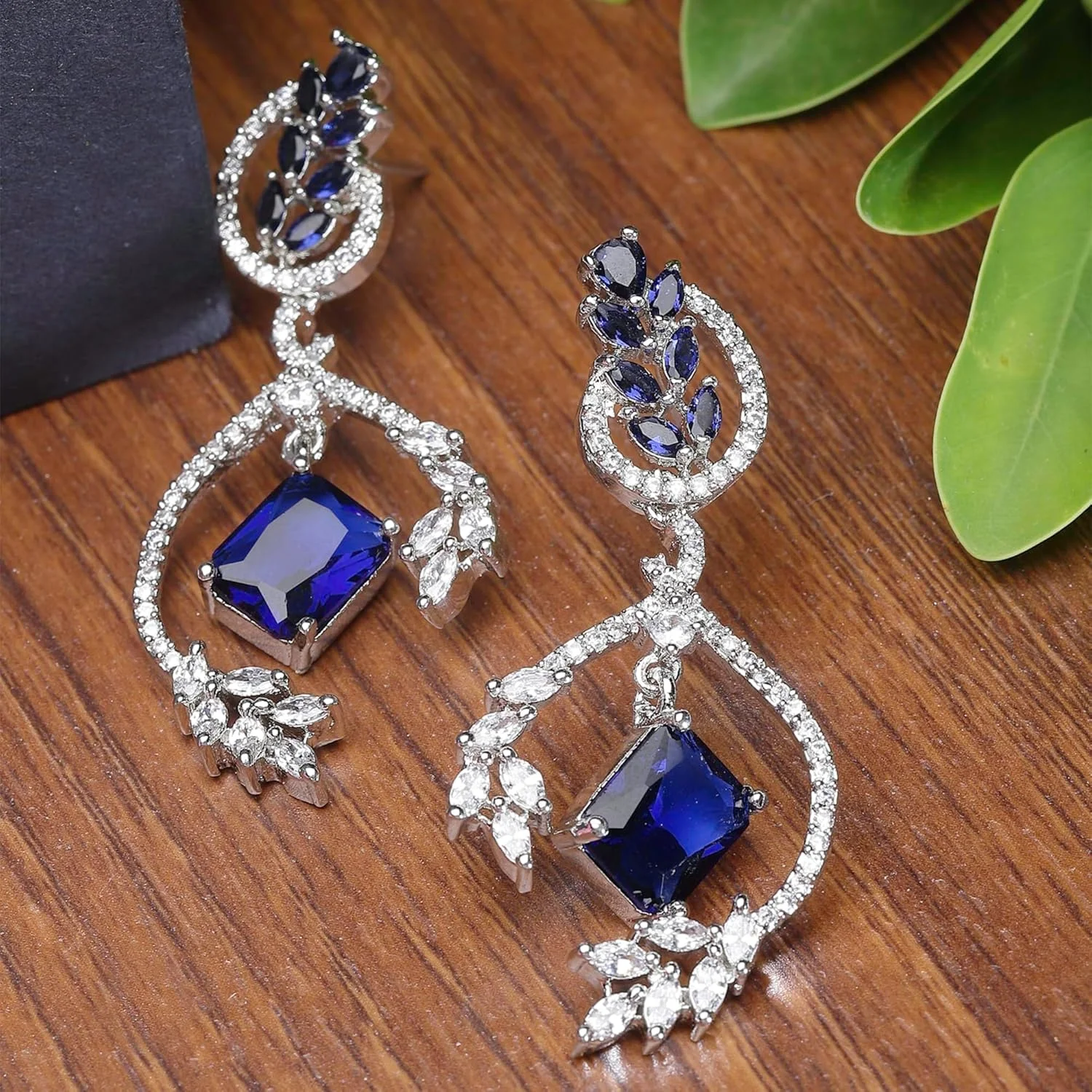 گوشواره های آویزی طرح مربع و برگ نگین دار با روکش رودیوم و نگین های اتمی ZENEME مناسب دختران و زنان (سرمه ای و سفید) گوشواره های آویزی طرح مربع و برگ نگین دار با روکش رودیوم و نگین های اتمی ZENEME مناسب دختران و زنان (سرمه ای و سفید)