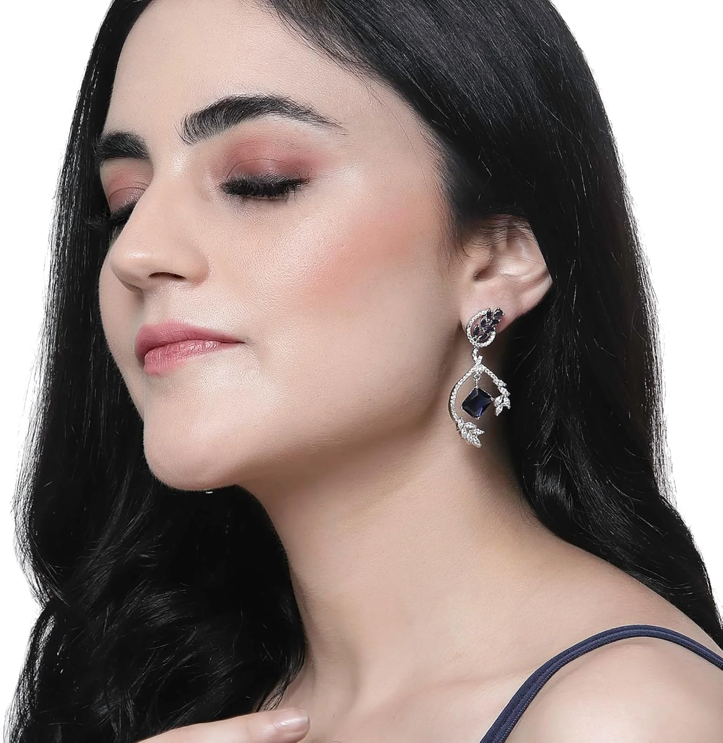 گوشواره های آویزی طرح مربع و برگ نگین دار با روکش رودیوم و نگین های اتمی ZENEME مناسب دختران و زنان (سرمه ای و سفید) گوشواره های آویزی طرح مربع و برگ نگین دار با روکش رودیوم و نگین های اتمی ZENEME مناسب دختران و زنان (سرمه ای و سفید)