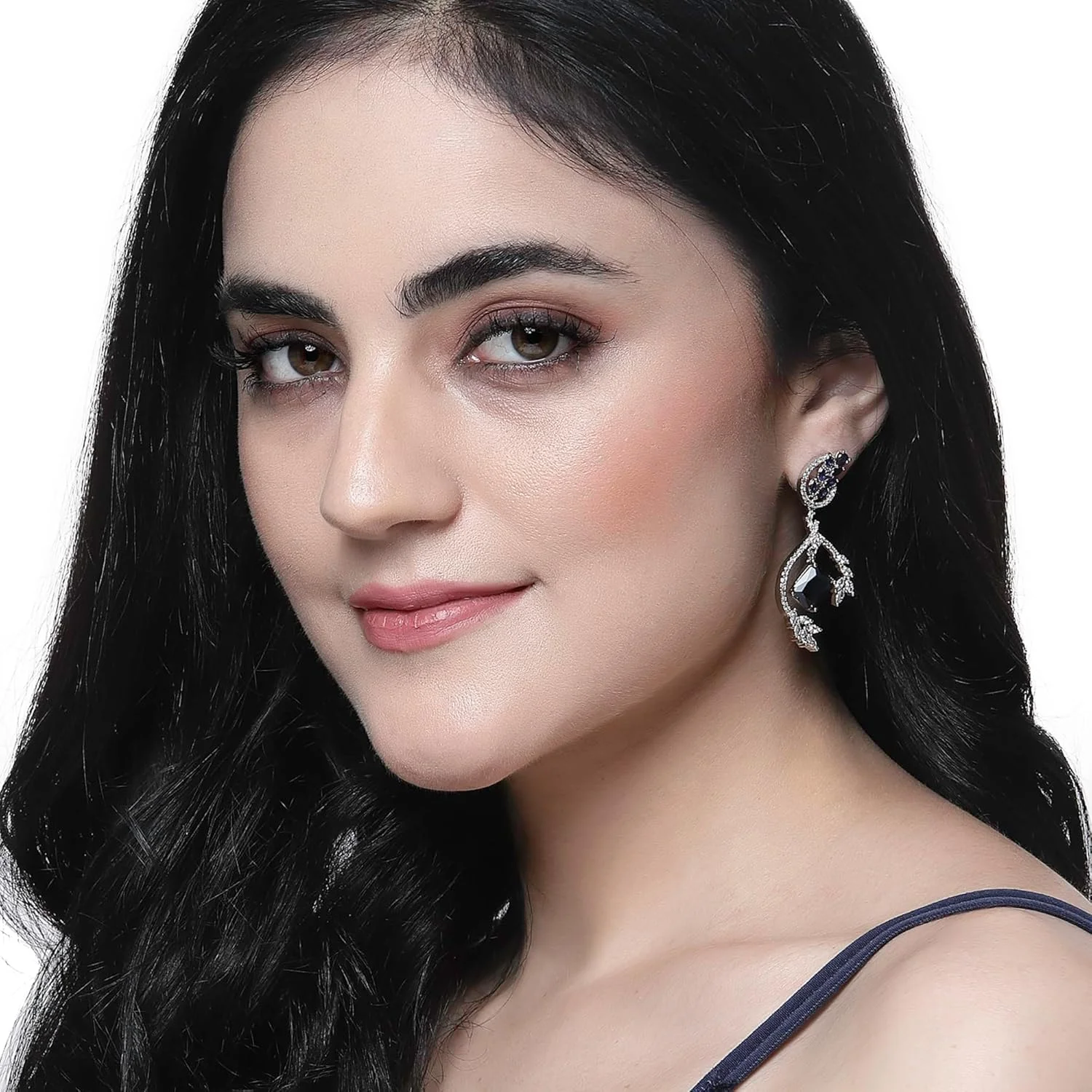 گوشواره های آویزی طرح مربع و برگ نگین دار با روکش رودیوم و نگین های اتمی ZENEME مناسب دختران و زنان (سرمه ای و سفید) گوشواره های آویزی طرح مربع و برگ نگین دار با روکش رودیوم و نگین های اتمی ZENEME مناسب دختران و زنان (سرمه ای و سفید)