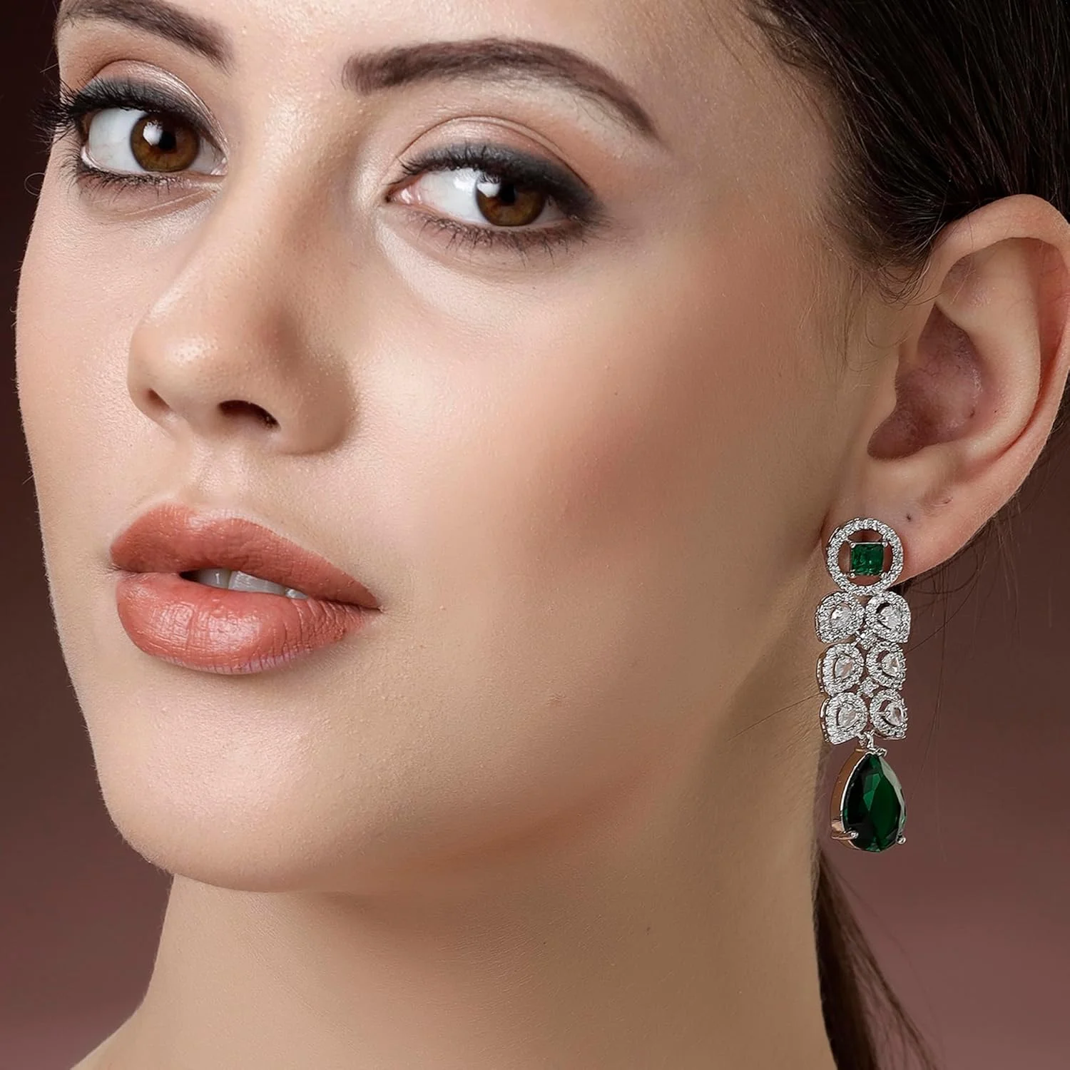 گوشواره زنانه زنم مدل برگ کریستالی آویز نگین دار با روکش رودیوم نقره ای و تزیین شده با الماس آمریکایی، مناسب هدیه برای دختران