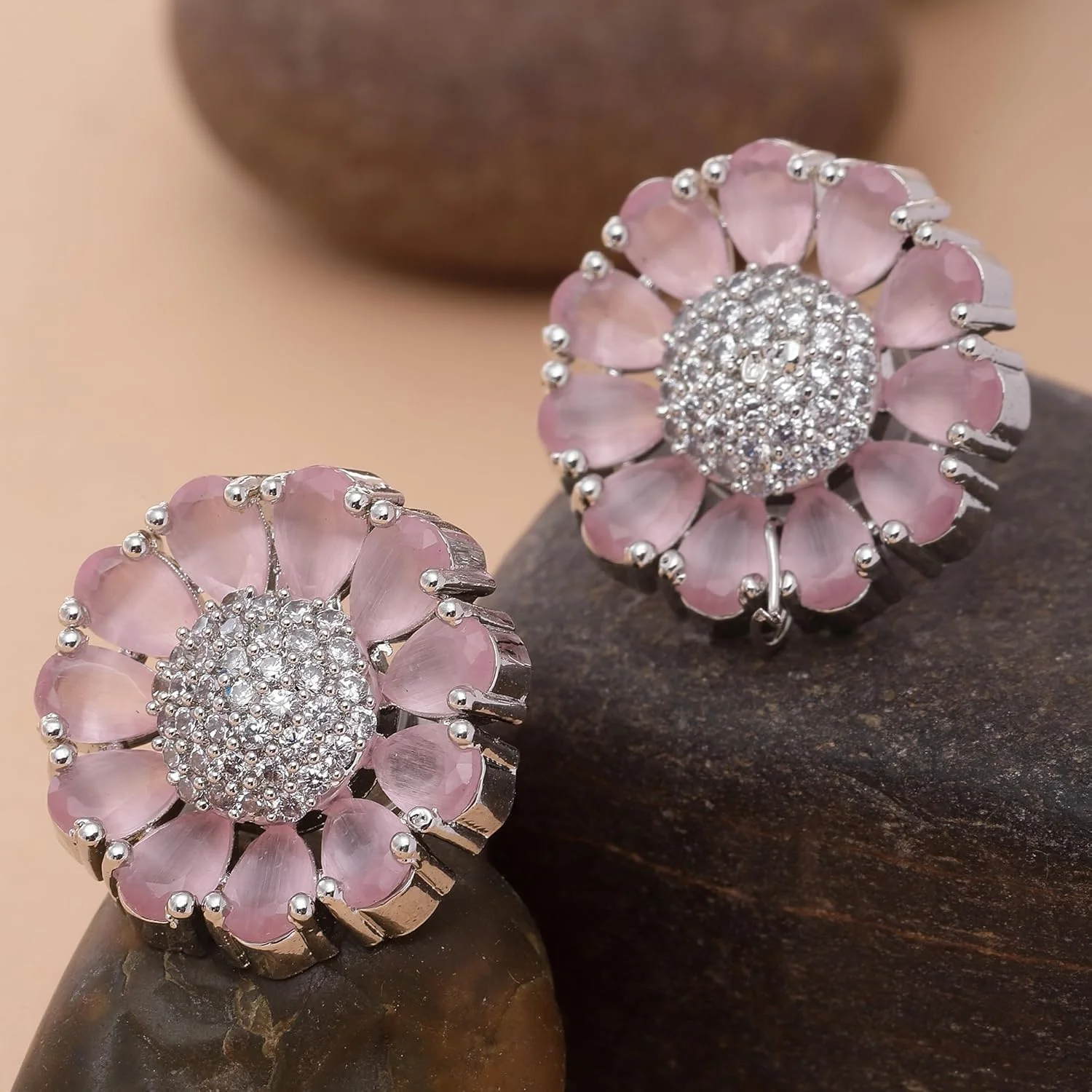 گوشواره های میخی دست ساز زنانه و دخترانه زنانه با روکش رودیوم و طرح گل نگین دار