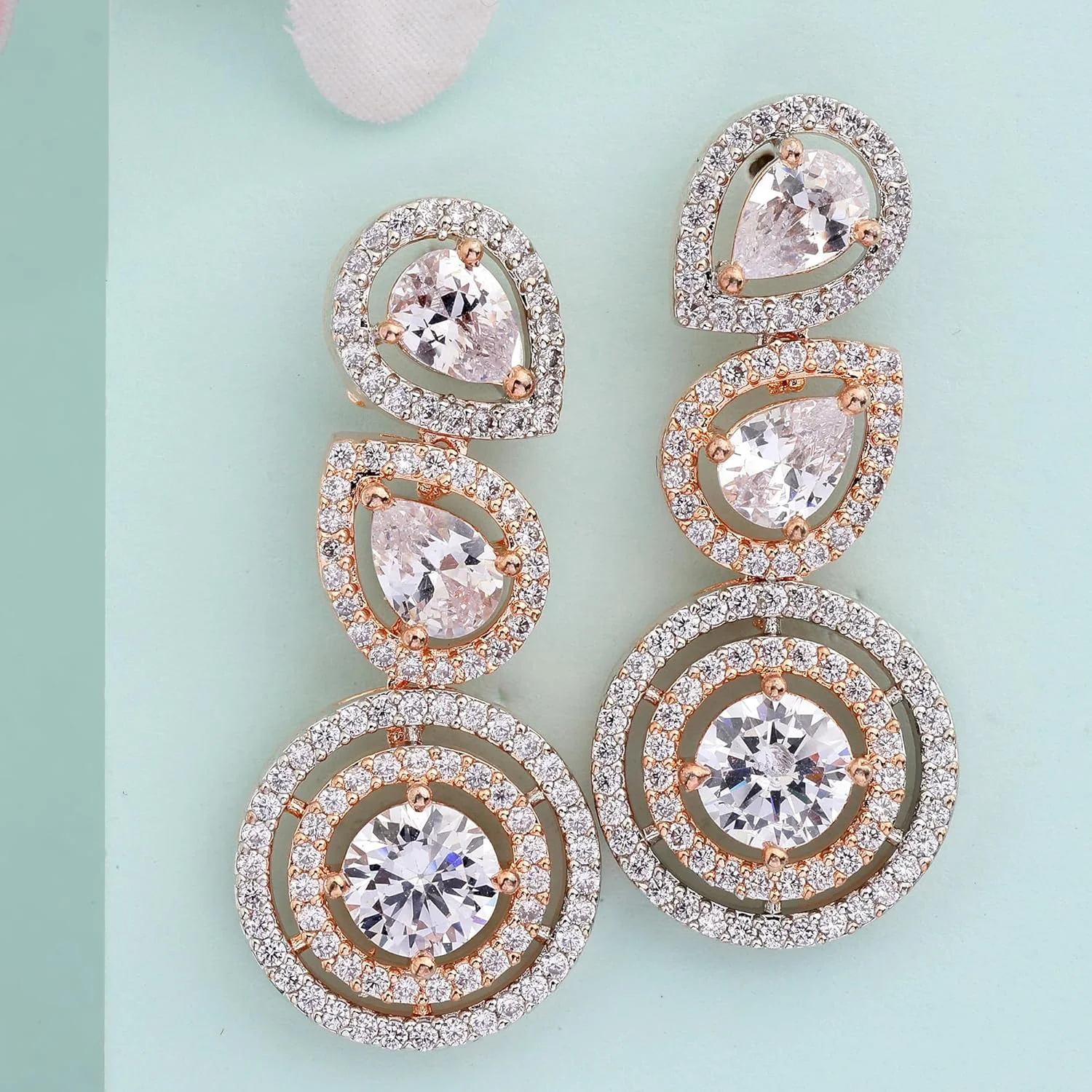 گوشواره آویز زنانه زنانه Zeneme با روکش طلای رزگلد 18 عیار، طرح قطره اشک و نگین های گرد الماس آمریکایی گوشواره آویز زنانه زنانه Zeneme با روکش طلای رزگلد 18 عیار، طرح قطره اشک و نگین های گرد الماس آمریکایی