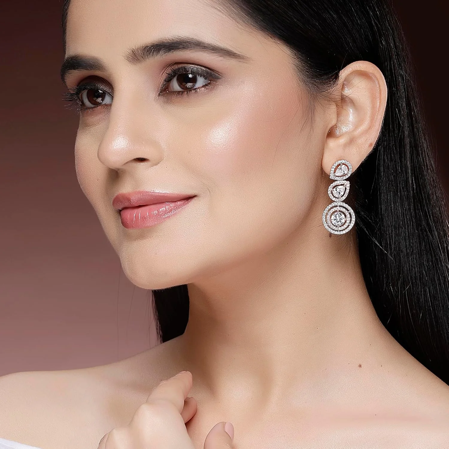 گوشواره آویز زنانه زنانه Zeneme با روکش طلای رزگلد 18 عیار، طرح قطره اشک و نگین های گرد الماس آمریکایی گوشواره آویز زنانه زنانه Zeneme با روکش طلای رزگلد 18 عیار، طرح قطره اشک و نگین های گرد الماس آمریکایی