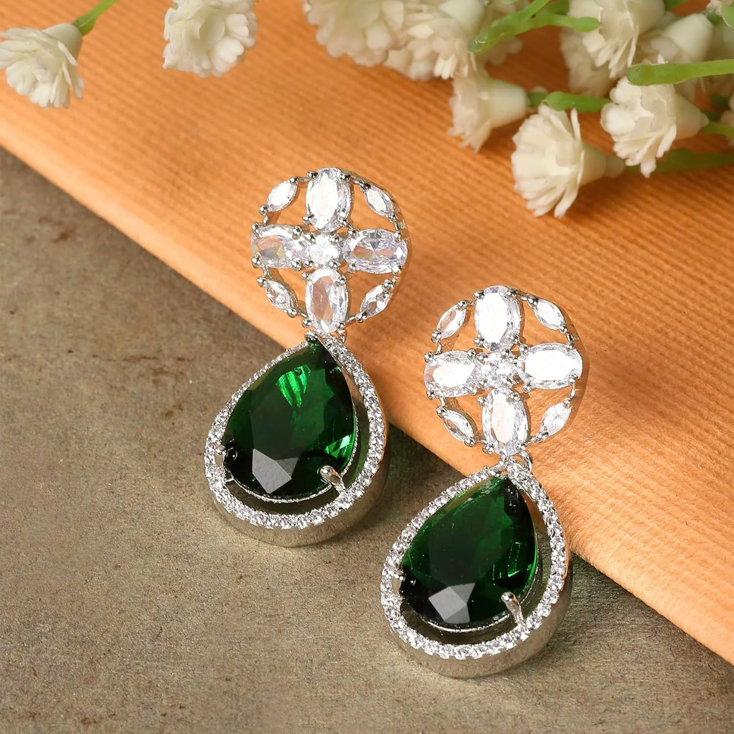 گوشواره های آویز اشکی و طرح گل نگین دار روکش رودیوم زنانه و دخترانه (سبز و سفید)