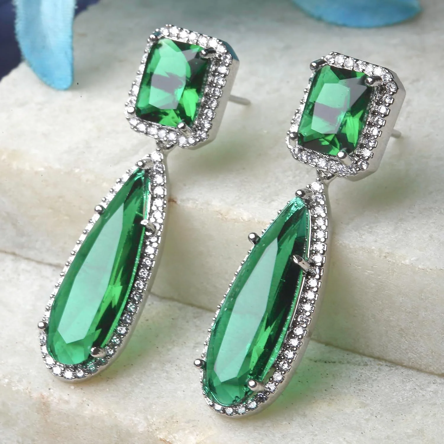 گوشواره های آویز اشکی دست ساز نگین دار الماس آمریکایی با روکش رودیوم زنانه و دخترانه (سبز) از برند زنم گوشواره های آویز اشکی دست ساز نگین دار الماس آمریکایی با روکش رودیوم زنانه و دخترانه (سبز) از برند زنم