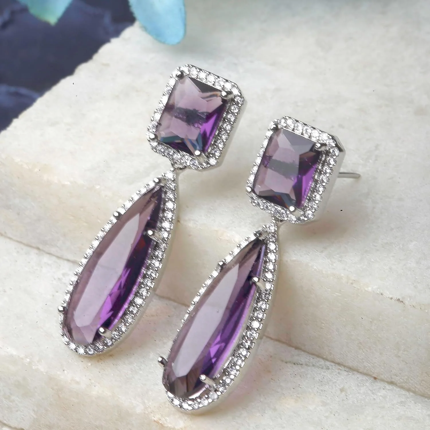 گوشواره های آویز اشکی دست ساز نگین دار الماس آمریکایی روکش رودیوم زنانه و دخترانه برند زنیم گوشواره های آویز اشکی دست ساز نگین دار الماس آمریکایی روکش رودیوم زنانه و دخترانه برند زنیم