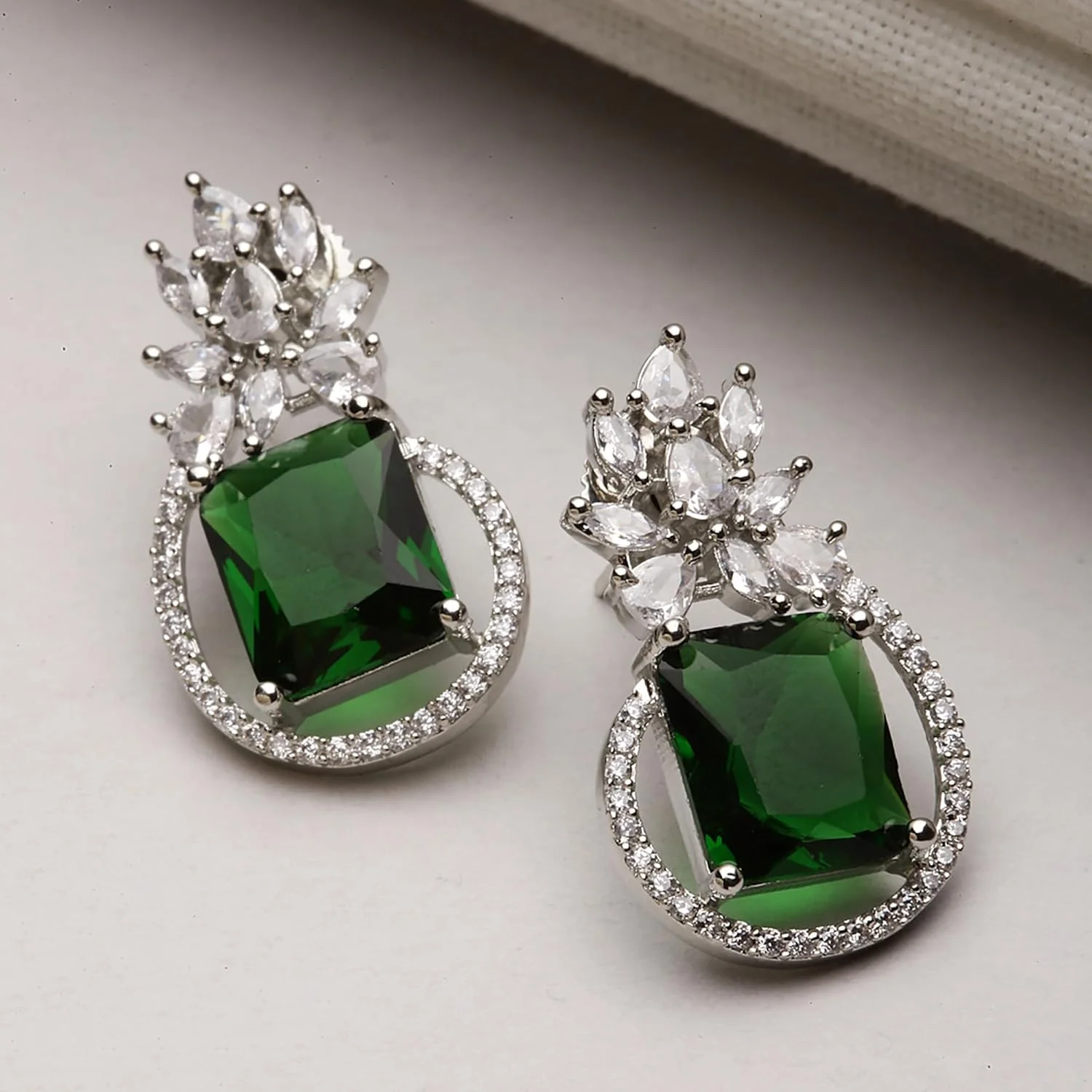 گوشواره های میخی طرح بته جقه نگین دار با الماس آمریکایی روکش رودیوم زنانه و دخترانه برند زنیم