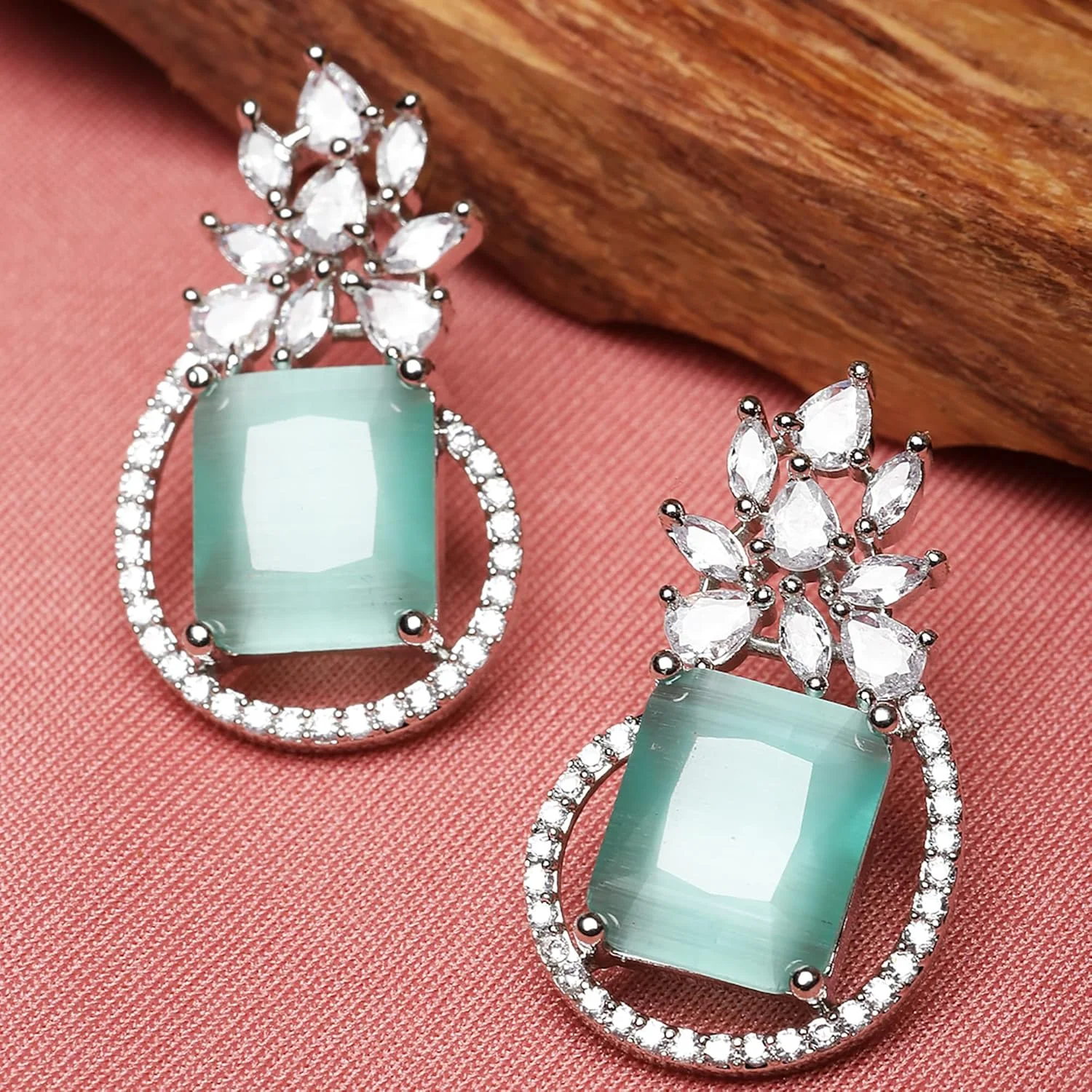 گوشواره های میخی زنانه و دخترانه طرح بته جقه نگین دار با روکش رودیوم ZENEME گوشواره های میخی زنانه و دخترانه طرح بته جقه نگین دار با روکش رودیوم ZENEME