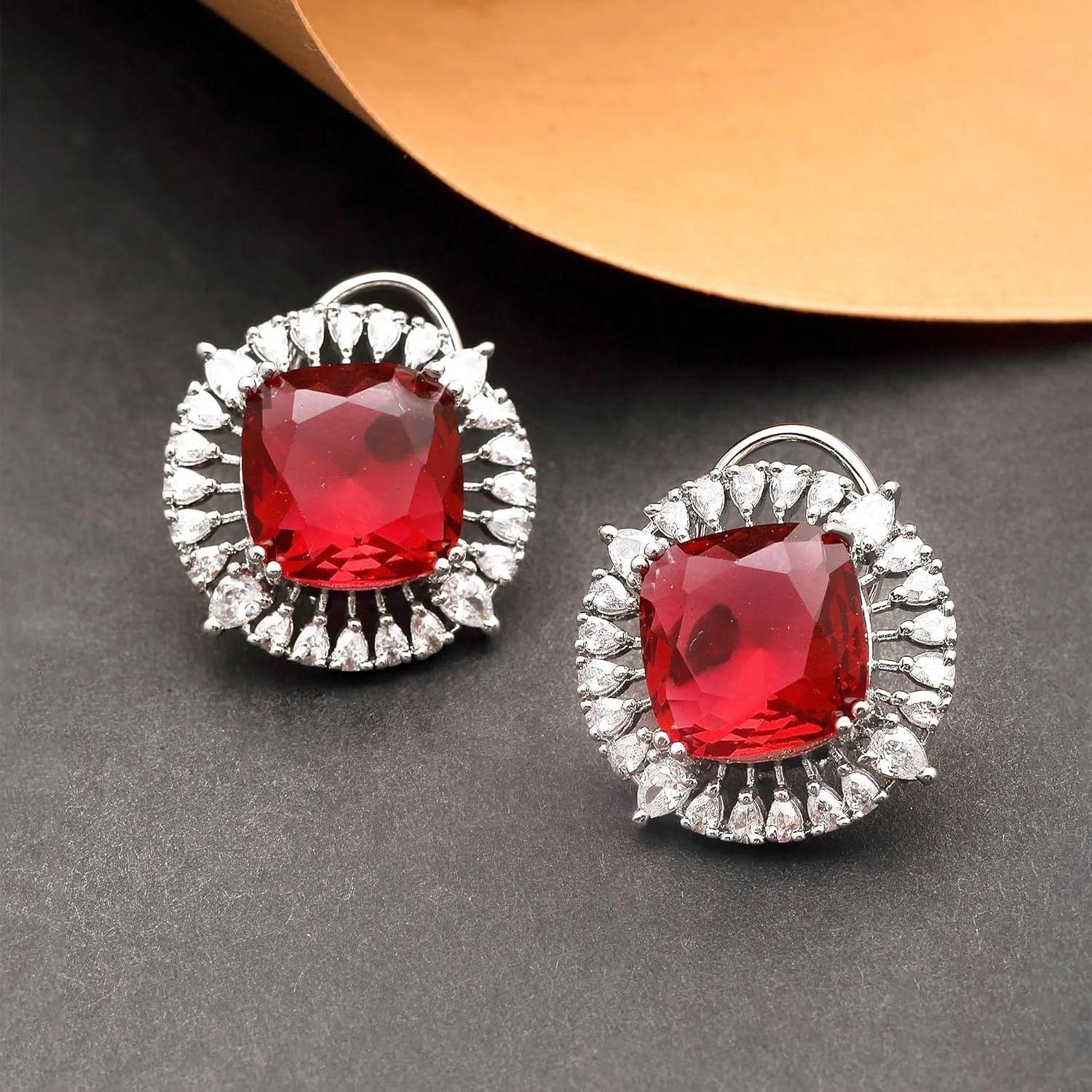 گوشواره های میخی نگین دار طرح الماس آمریکایی آبکاری شده با رودیوم زنانه مدل گرد معاصر زنانه گوشواره های میخی نگین دار طرح الماس آمریکایی آبکاری شده با رودیوم زنانه مدل گرد معاصر زنانه