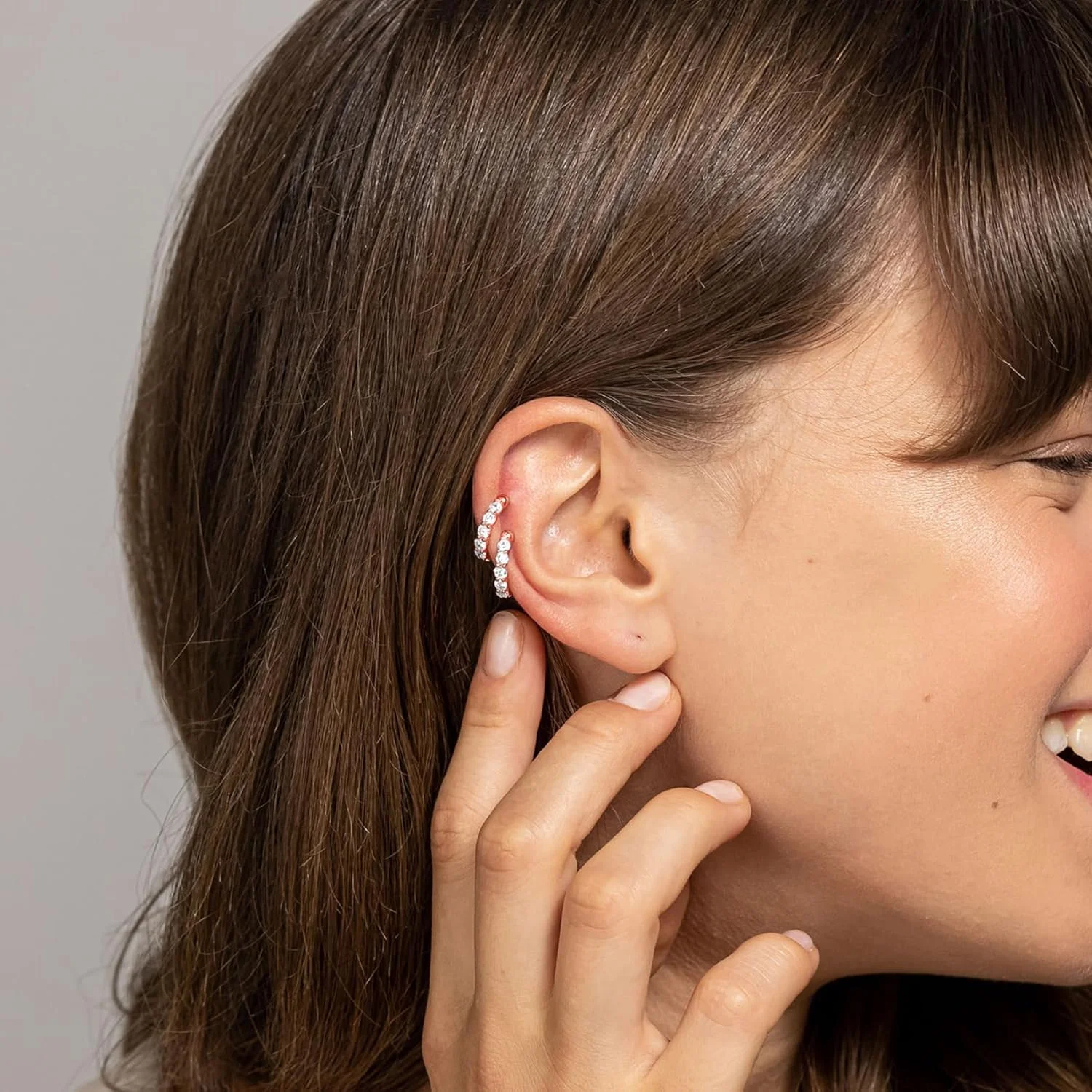 گوشواره های حلقه ای کوچک پاوی نگین دار نقره استرلینگ 925 با روکش طلای 14 عیار | گیره ای برای غضروف گوش گوشواره های حلقه ای کوچک پاوی نگین دار نقره استرلینگ 925 با روکش طلای 14 عیار | گیره ای برای غضروف گوش