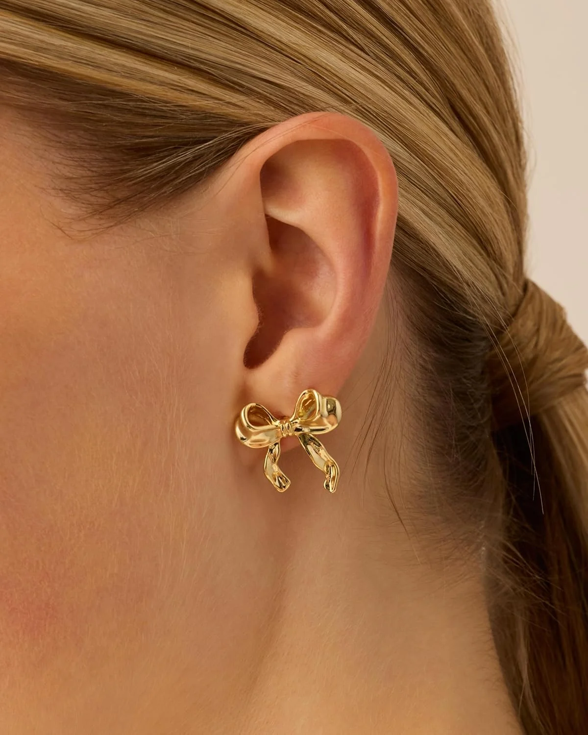 گوشواره های میخی پاپیونی چکش کاری شده با روکش طلای 14 عیار PAVOI برای زنان - گوشواره های میخی ظریف کوکت گوشواره های میخی پاپیونی چکش کاری شده با روکش طلای 14 عیار PAVOI برای زنان - گوشواره های میخی ظریف کوکت