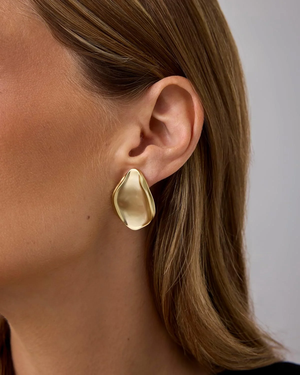 گوشواره های میخی زنانه پاوی با روکش طلای 14 عیار، طرح حجیم و ارگانیک با پرداخت ساتنی موج دار گوشواره های میخی زنانه پاوی با روکش طلای 14 عیار، طرح حجیم و ارگانیک با پرداخت ساتنی موج دار