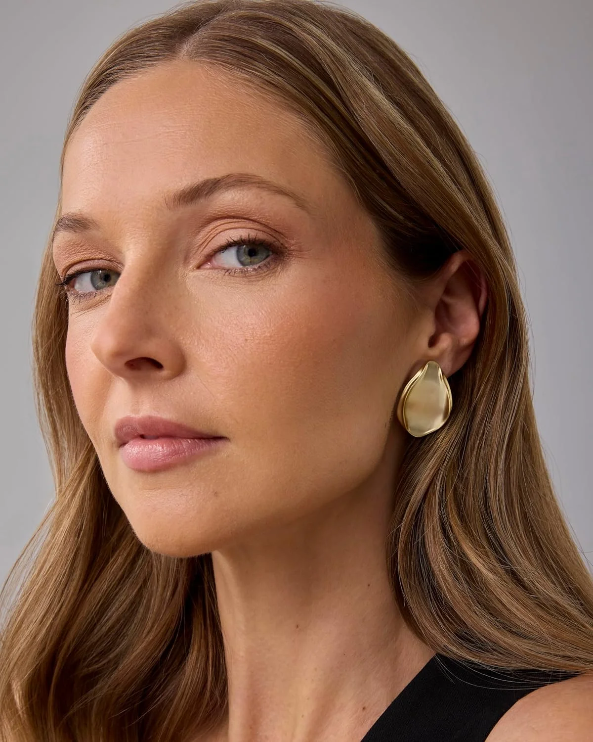 گوشواره های میخی زنانه پاوی با روکش طلای 14 عیار، طرح حجیم و ارگانیک با پرداخت ساتنی موج دار گوشواره های میخی زنانه پاوی با روکش طلای 14 عیار، طرح حجیم و ارگانیک با پرداخت ساتنی موج دار