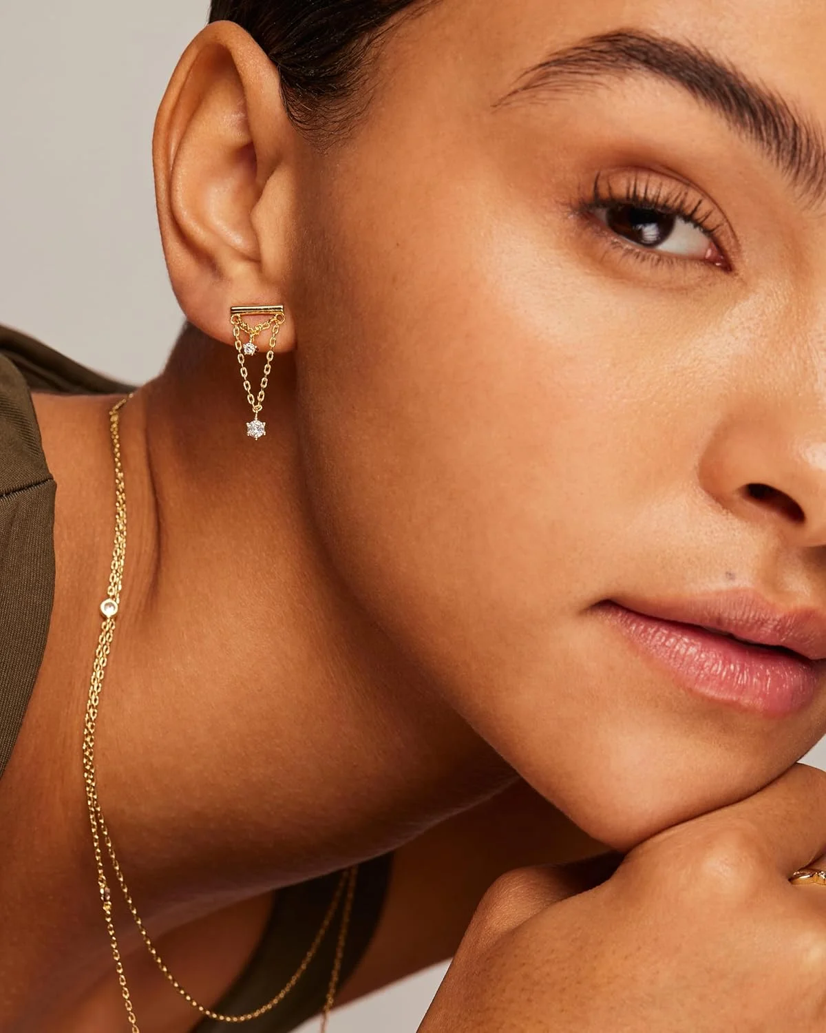 گوشواره های زنجیره ای آویز میله ای با روکش طلای 14 عیار و پایه نقره استرلینگ 925 زنانه پاوی | گوشواره های آویز زنجیره ای نگین دار زیرکونیا گوشواره های زنجیره ای آویز میله ای با روکش طلای 14 عیار و پایه نقره استرلینگ 925 زنانه پاوی | گوشواره های آویز زنجیره ای نگین دار زیرکونیا