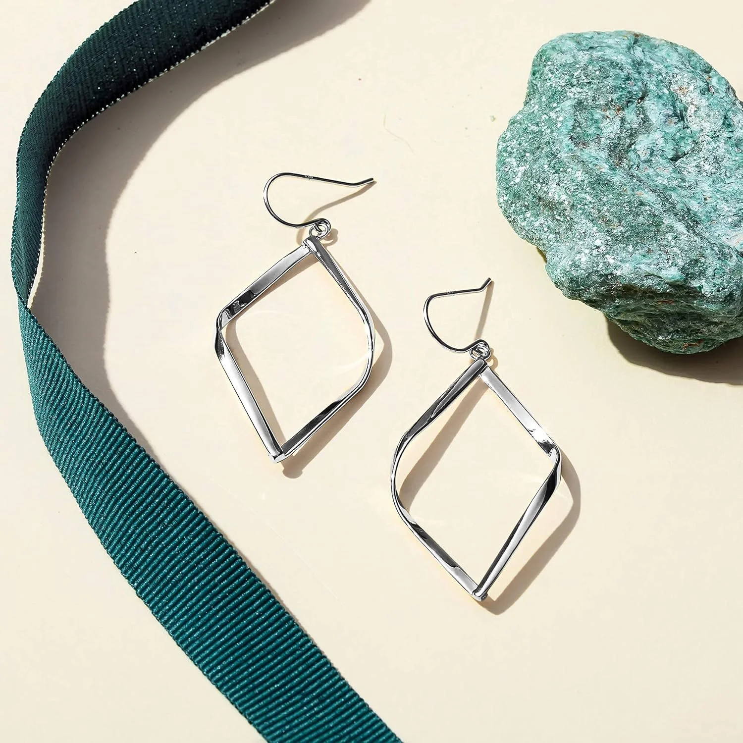 گوشواره های آویز زنانه با روکش طلای 14 عیار پاوی | گوشواره های حلقه ای آویز بی نهایت زیبا گوشواره های آویز زنانه با روکش طلای 14 عیار پاوی | گوشواره های حلقه ای آویز بی نهایت زیبا