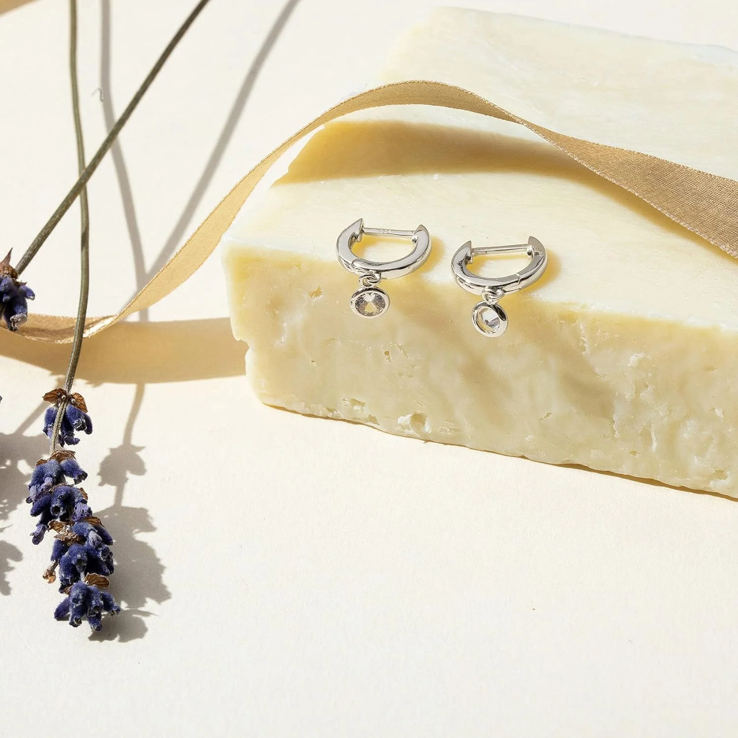 گوشواره های آویز/آویزان سبک وزن پاوی با روکش طلای 14 عیار و پایه نقره استرلینگ S925 برای زنان | زیورآلات مذهبی: صلیب، چشم نظر، شبدر، سلتیک | گوشواره های ظریف برای زنان گوشواره های آویز/آویزان سبک وزن پاوی با روکش طلای 14 عیار و پایه نقره استرلینگ S925 برای زنان | زیورآلات مذهبی: صلیب، چشم نظر، شبدر، سلتیک | گوشواره های ظریف برای زنان