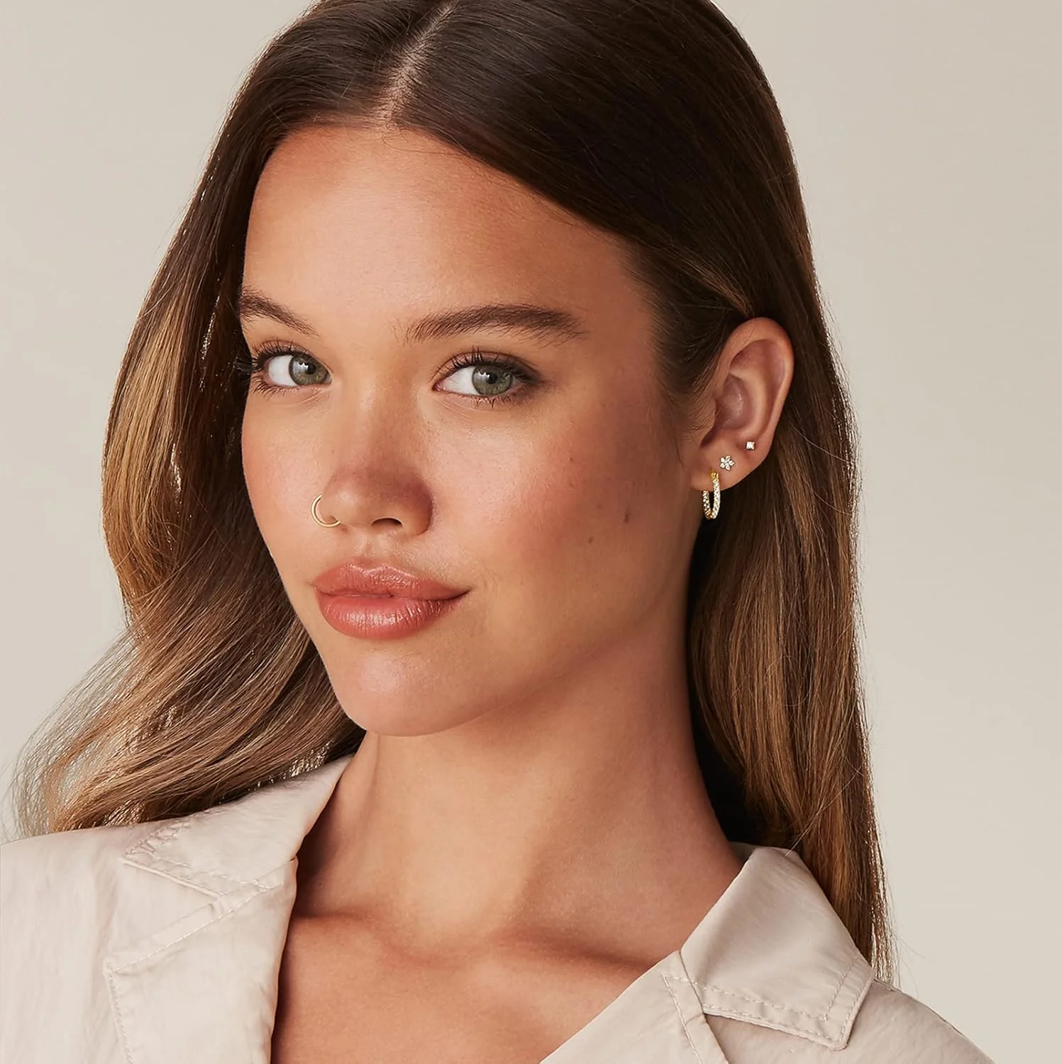 گوشواره های حلقه ای نگین دار با روکش طلای 14 عیار و پایه نقره استرلینگ 925 پاوی گوشواره های حلقه ای نگین دار با روکش طلای 14 عیار و پایه نقره استرلینگ 925 پاوی