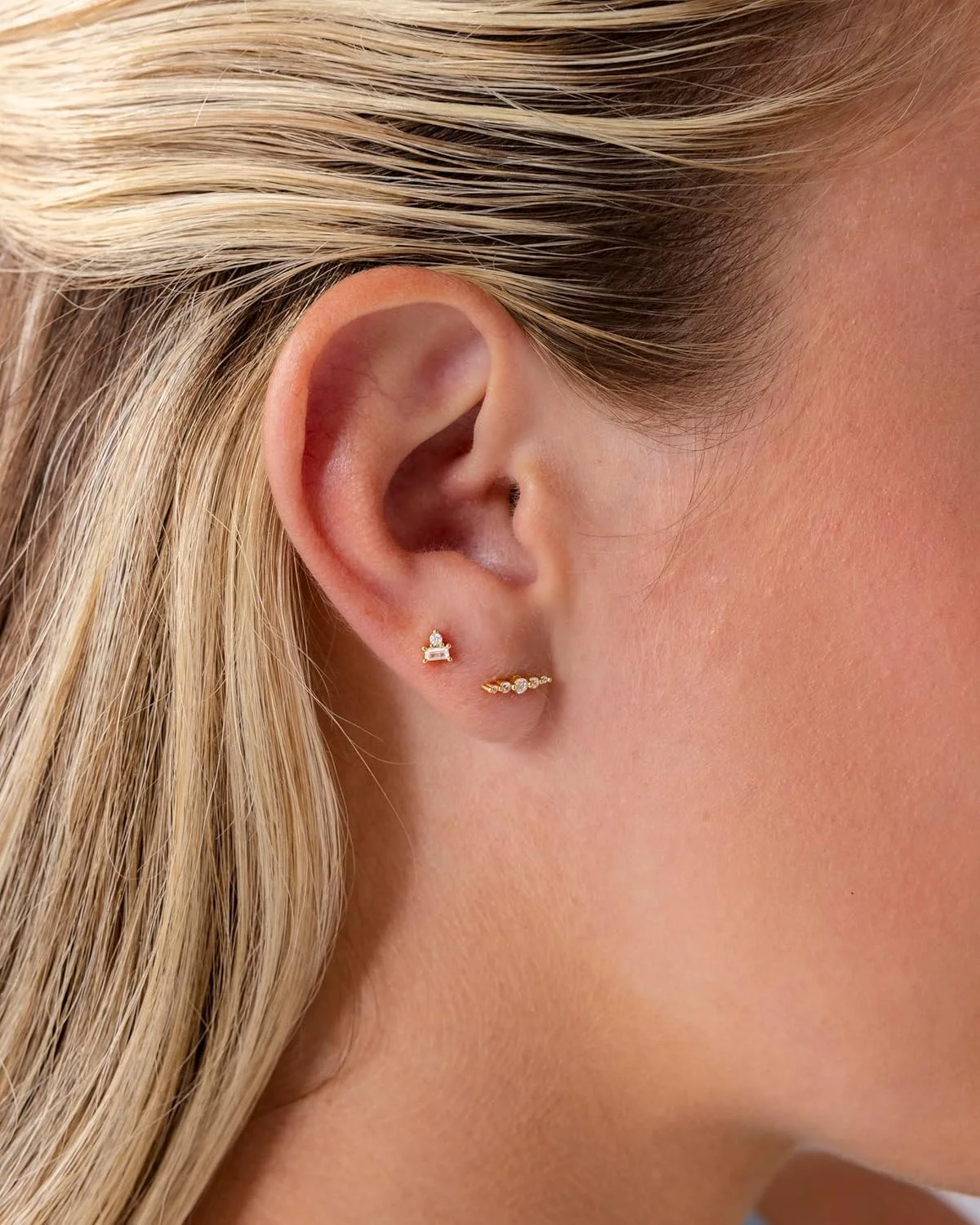 گوشواره های میخی زنانه پاویو با روکش طلای 14 عیار و زیرکونیا مکعبی برش گرد - گوشواره های خزنده ظریف گوشواره های میخی زنانه پاویو با روکش طلای 14 عیار و زیرکونیا مکعبی برش گرد - گوشواره های خزنده ظریف