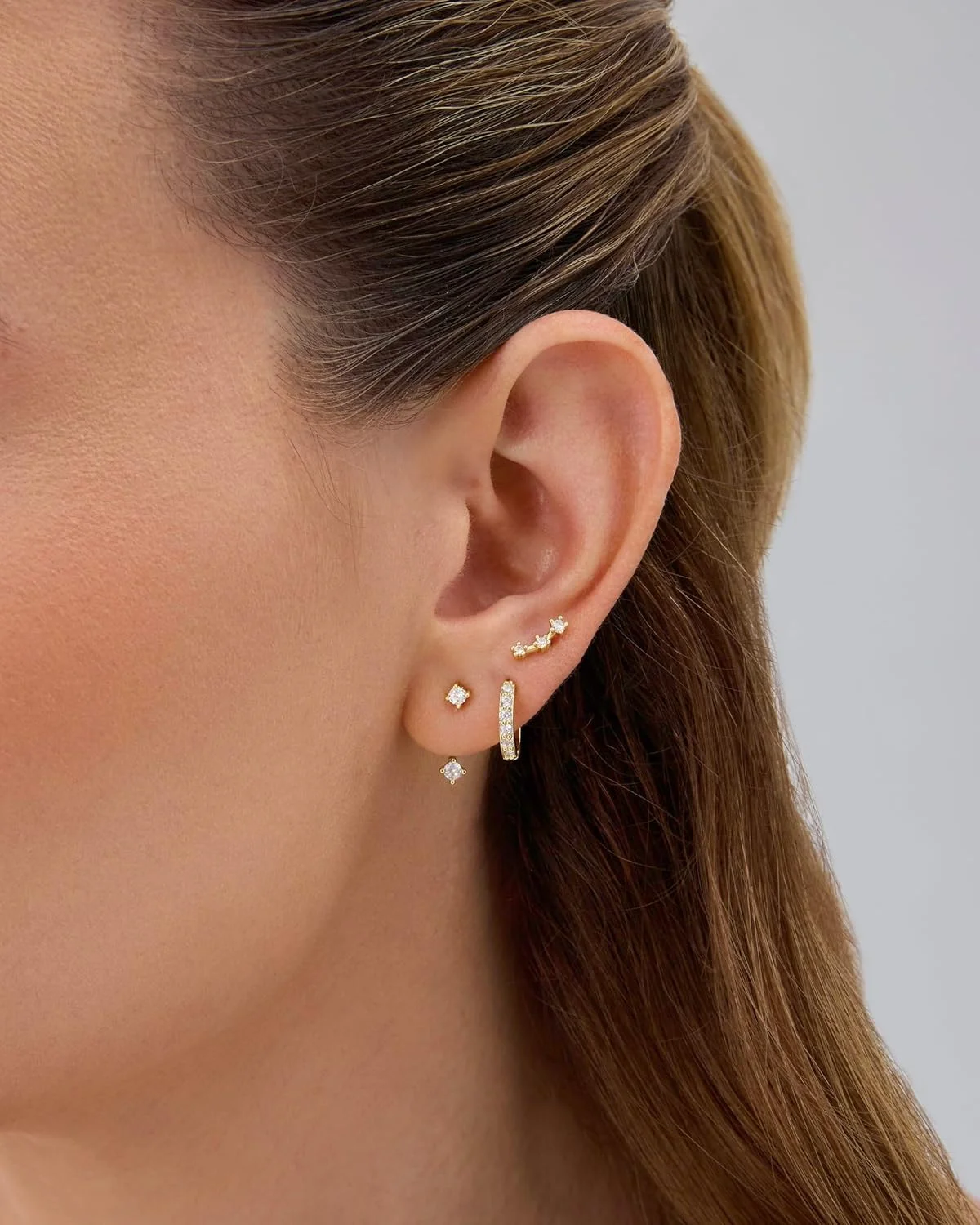 گوشواره های زنانه پاوی با روکش طلای 18 عیار و پایه نقره استرلینگ - سه جفت گوشواره بیانیه ای - بسته گوشواره طلایی زیرکونیا مکعبی - مجموعه جواهرات پیرسینگ هاگی خزنده ژاکت گوش جلو و عقب گوشواره های زنانه پاوی با روکش طلای 18 عیار و پایه نقره استرلینگ - سه جفت گوشواره بیانیه ای - بسته گوشواره طلایی زیرکونیا مکعبی - مجموعه جواهرات پیرسینگ هاگی خزنده ژاکت گوش جلو و عقب