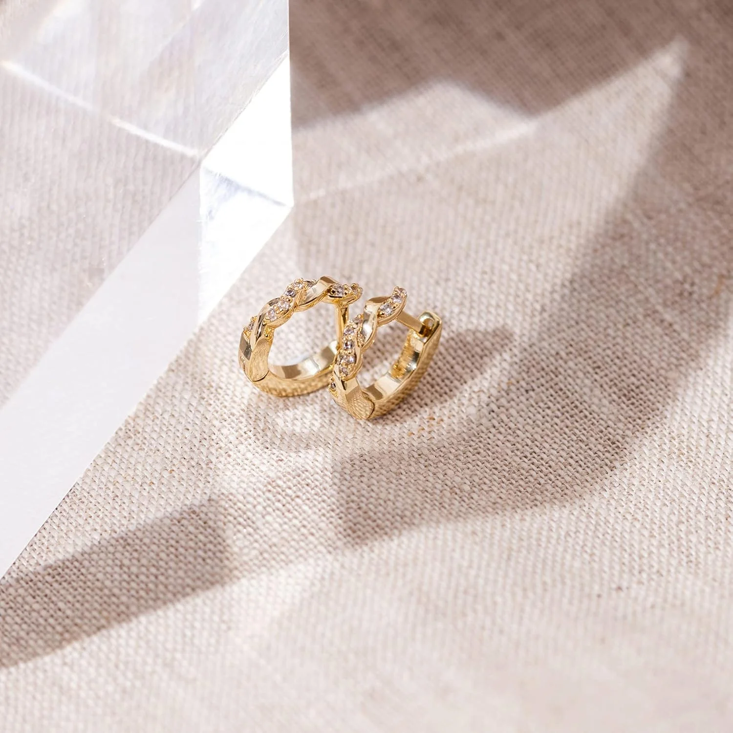 گوشواره های حلقه ای کوچک پاوی با روکش طلای 14 عیار و پایه نقره استرلینگ 925 با زیرکونیا مکعبی | گوشواره های حلقه ای طلایی کوچک برای زنان | گوشواره های کاف نگین دار CZ گوشواره های حلقه ای کوچک پاوی با روکش طلای 14 عیار و پایه نقره استرلینگ 925 با زیرکونیا مکعبی | گوشواره های حلقه ای طلایی کوچک برای زنان | گوشواره های کاف نگین دار CZ