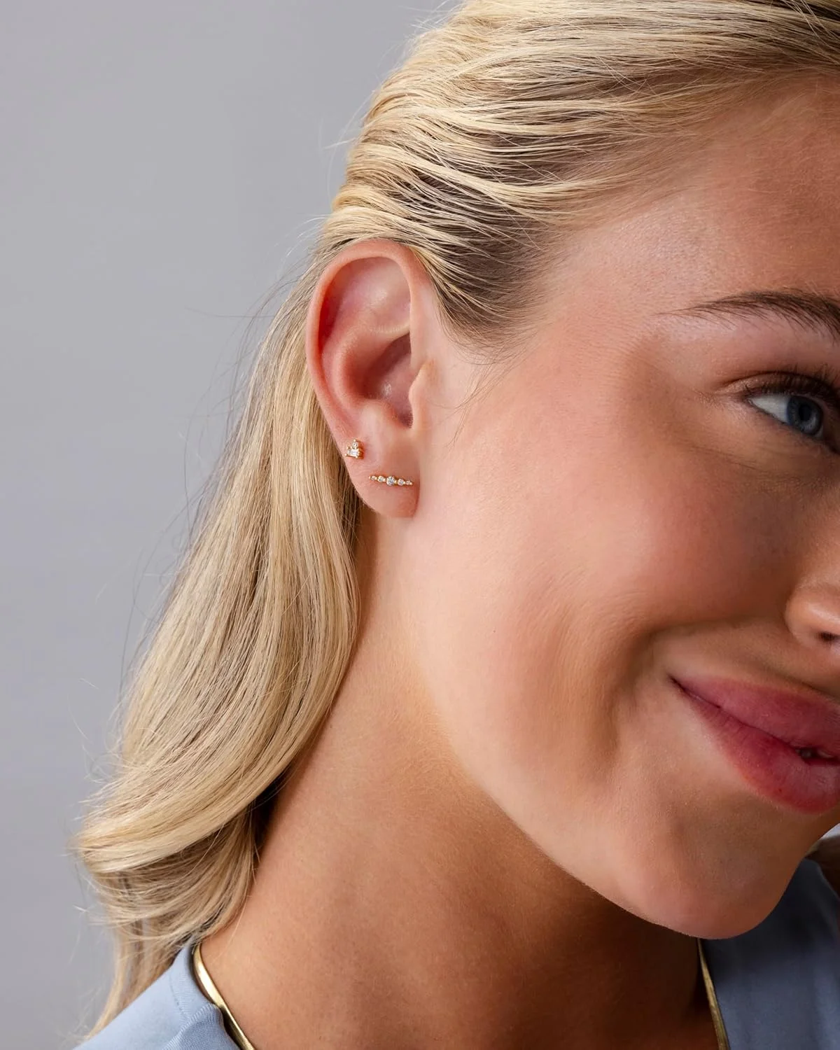 گوشواره های میخی زنانه پاویو با روکش طلای 14 عیار و زیرکونیا مکعبی برش گرد - گوشواره های خزنده ظریف گوشواره های میخی زنانه پاویو با روکش طلای 14 عیار و زیرکونیا مکعبی برش گرد - گوشواره های خزنده ظریف