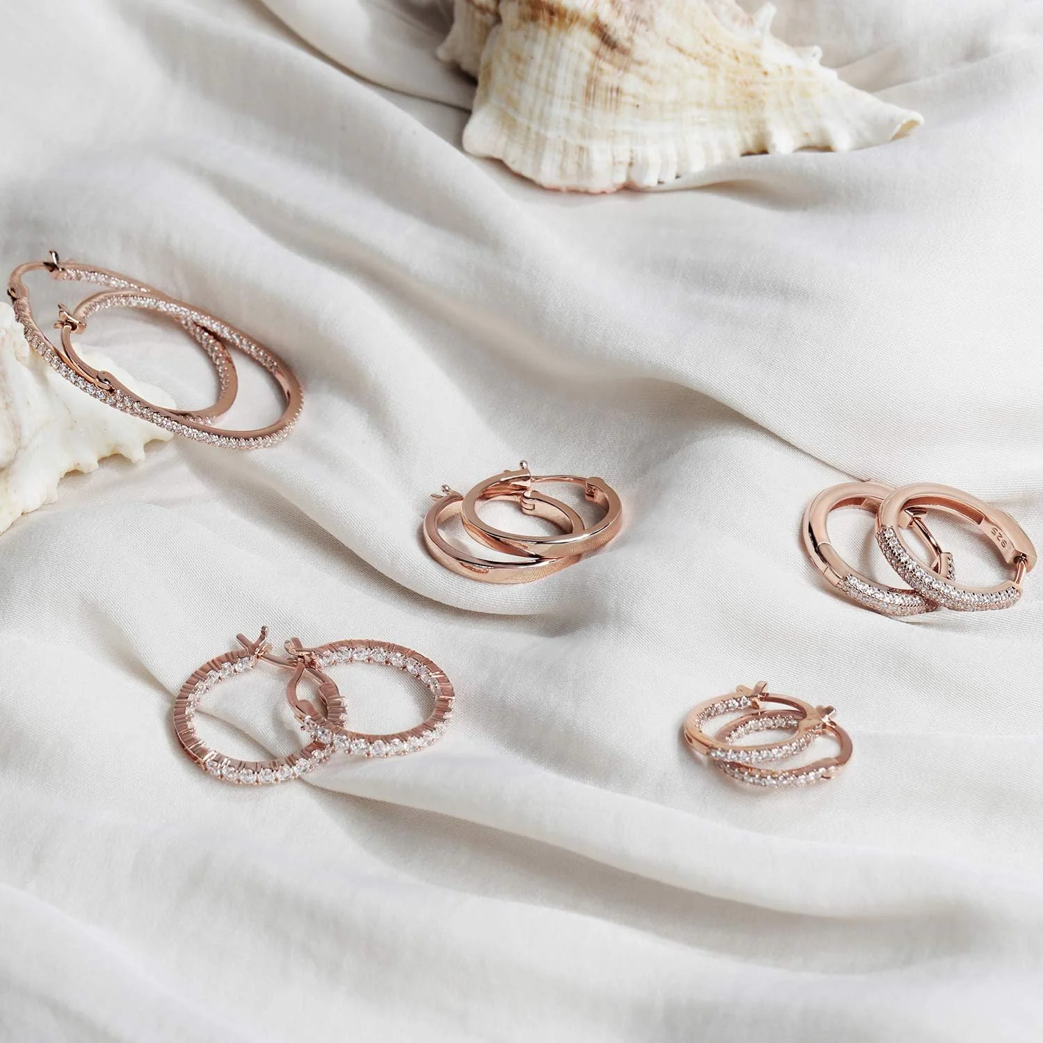 گوشواره های حلقه ای نگین دار با روکش طلای 14 عیار و پایه نقره استرلینگ 925 پاوی گوشواره های حلقه ای نگین دار با روکش طلای 14 عیار و پایه نقره استرلینگ 925 پاوی