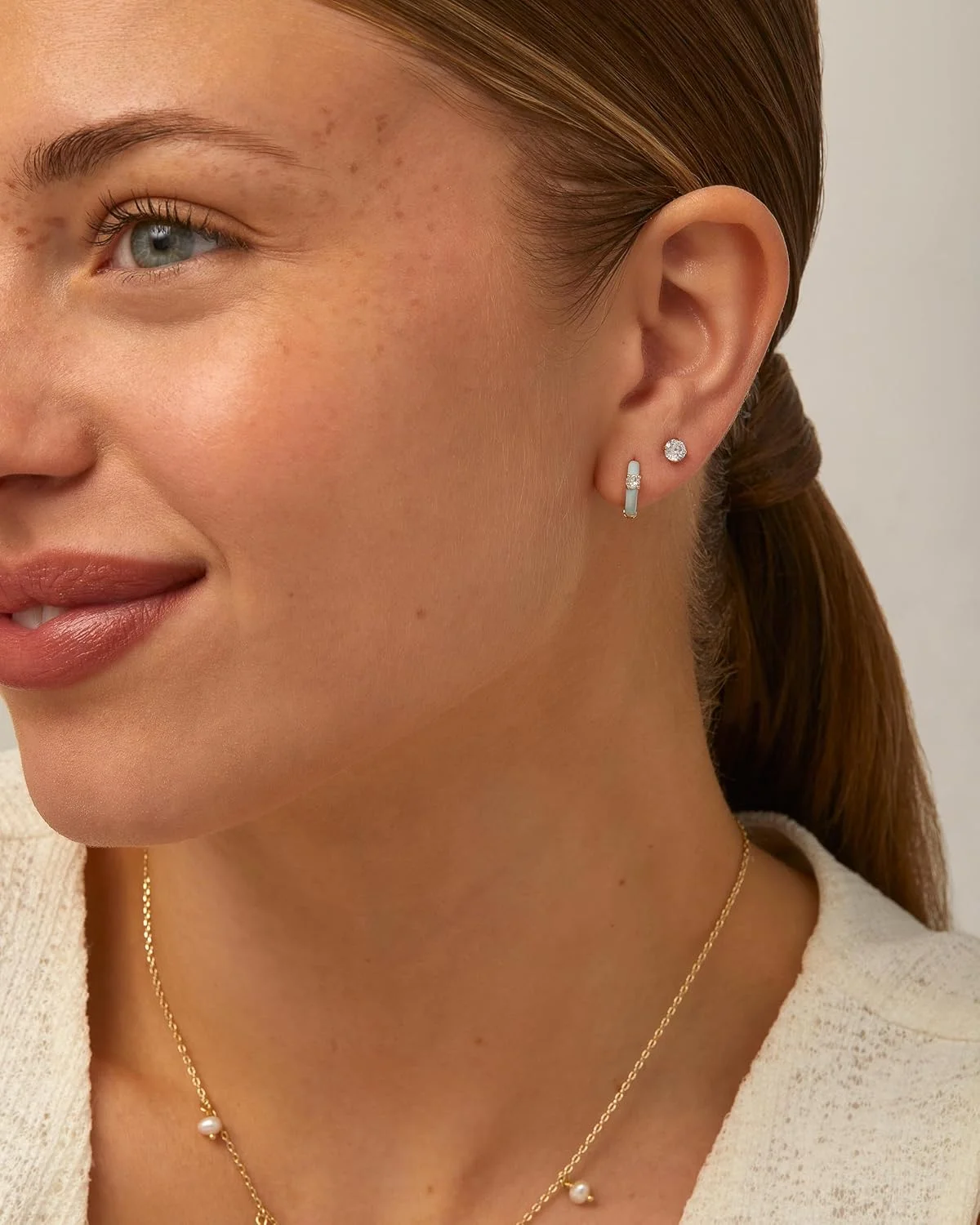 گوشواره های حلقه ای میناکاری شده پاوی با روکش طلای 14 عیار و نگین های زیرکونیا | گوشواره های حلقه ای زنانه با مینای رنگی و زیرکونیا گرد | جواهرات میناکاری آبی، صورتی، بنفش و سفید گوشواره های حلقه ای میناکاری شده پاوی با روکش طلای 14 عیار و نگین های زیرکونیا | گوشواره های حلقه ای زنانه با مینای رنگی و زیرکونیا گرد | جواهرات میناکاری آبی، صورتی، بنفش و سفید