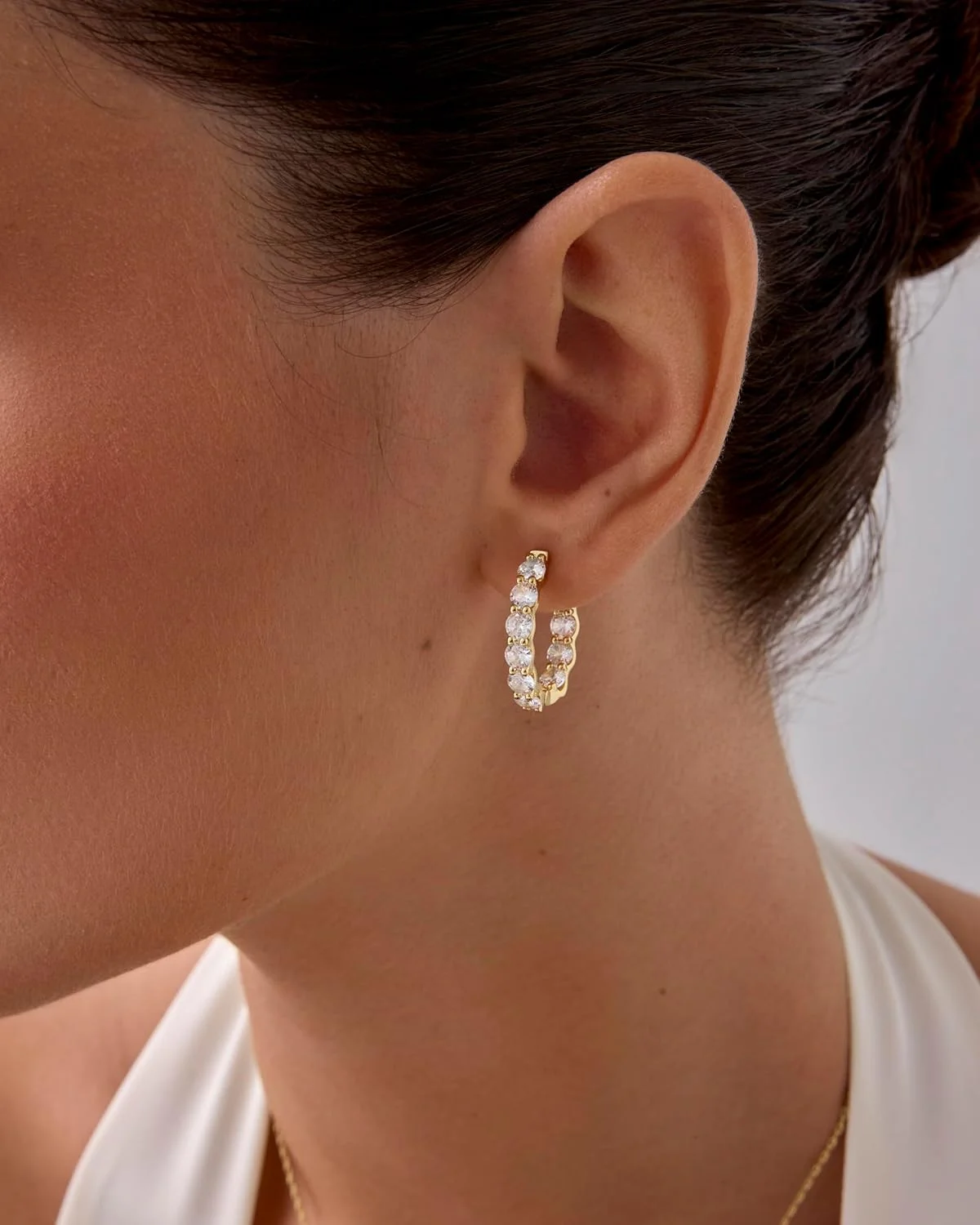 گوشواره های حلقه ای بیضی شکل زنانه پاوی با روکش طلای 14 عیار و نگین های زیرکونیا گوشواره های حلقه ای بیضی شکل زنانه پاوی با روکش طلای 14 عیار و نگین های زیرکونیا