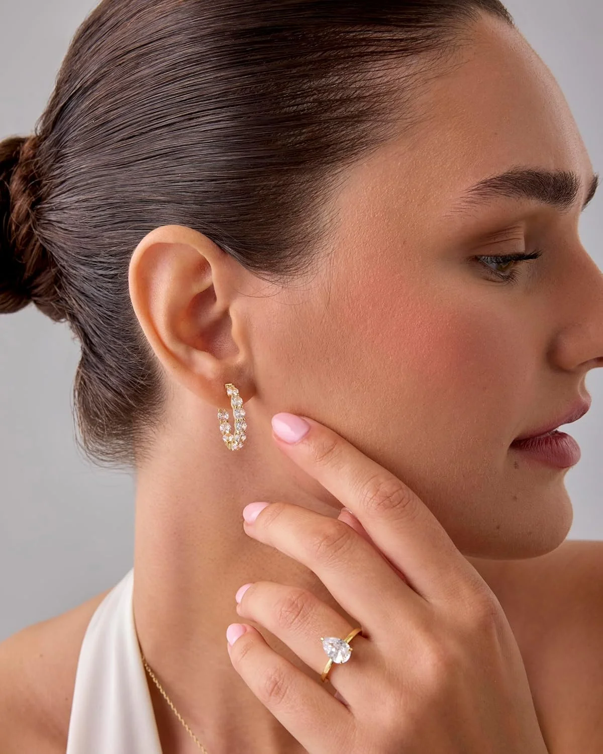 گوشواره های حلقه ای بیضی شکل زنانه پاوی با روکش طلای 14 عیار و نگین های زیرکونیا گوشواره های حلقه ای بیضی شکل زنانه پاوی با روکش طلای 14 عیار و نگین های زیرکونیا