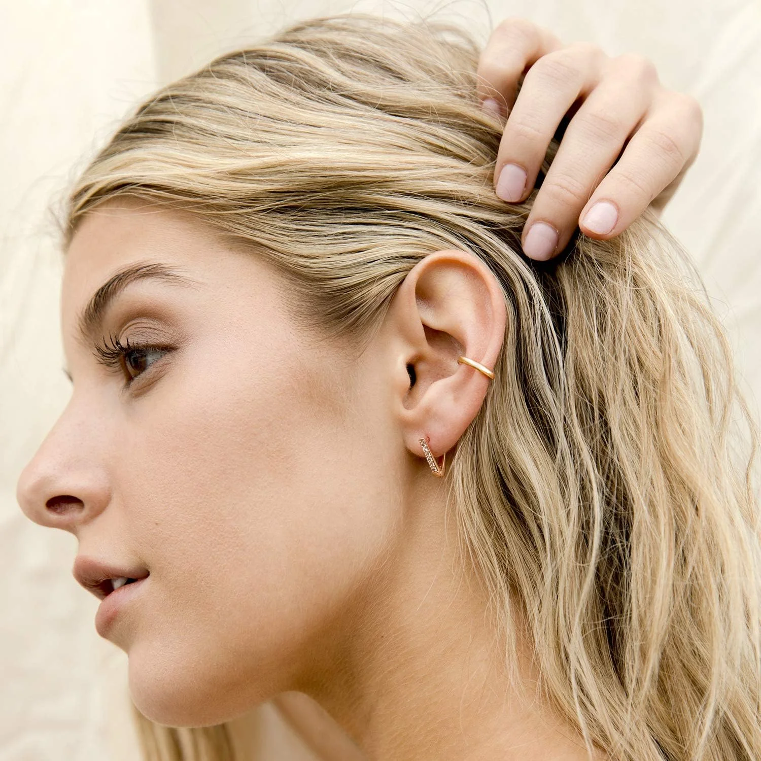 گوشواره های حلقه ای کوچک زنانه پاوی نگین دار نقره استرلینگ 925 روکش طلای 14 عیار | گیره ای برای غضروف گوشواره های حلقه ای کوچک زنانه پاوی نگین دار نقره استرلینگ 925 روکش طلای 14 عیار | گیره ای برای غضروف