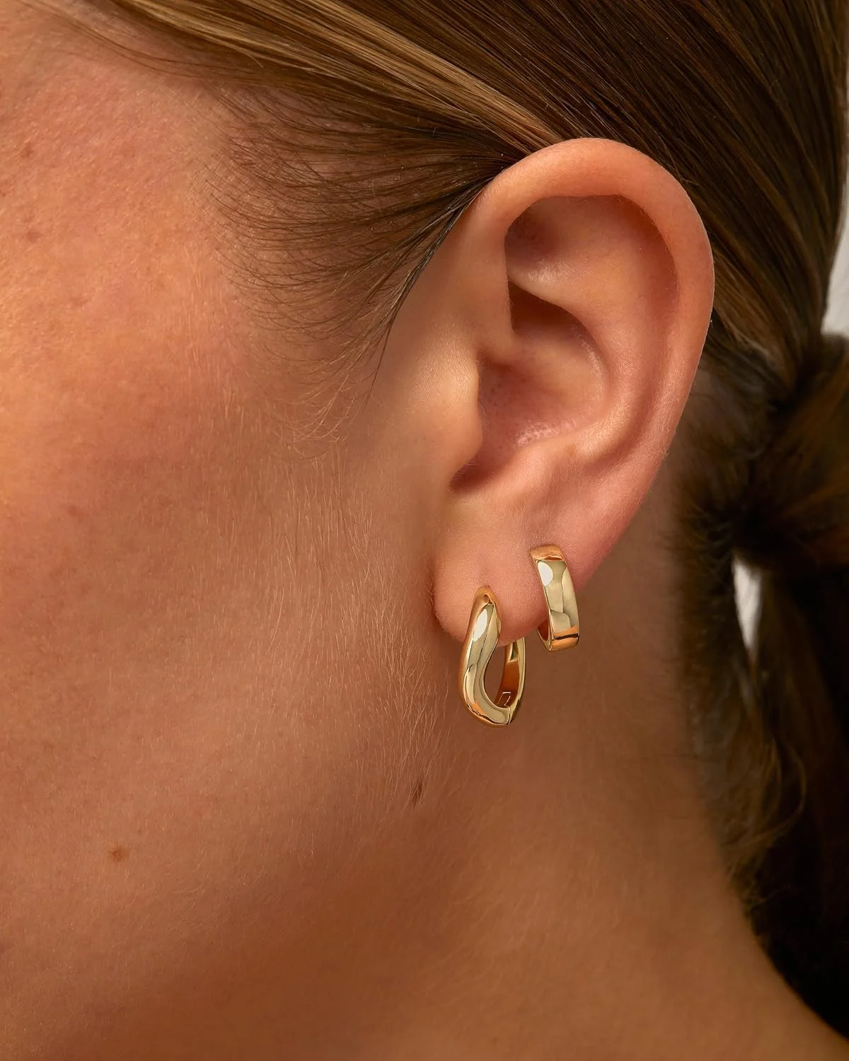 گوشواره های حلقه ای موجی هاگی با روکش طلای 14 عیار و پایه نقره استرلینگ PAVOI | گوشواره های حلقه ای موج دار پیچ خورده برای زنان گوشواره های حلقه ای موجی هاگی با روکش طلای 14 عیار و پایه نقره استرلینگ PAVOI | گوشواره های حلقه ای موج دار پیچ خورده برای زنان