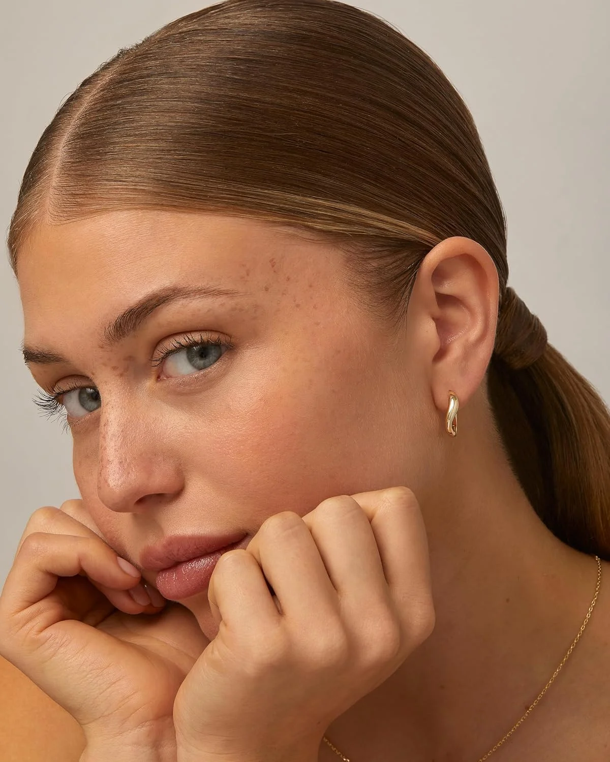 گوشواره های حلقه ای موجی هاگی با روکش طلای 14 عیار و پایه نقره استرلینگ PAVOI | گوشواره های حلقه ای موج دار پیچ خورده برای زنان گوشواره های حلقه ای موجی هاگی با روکش طلای 14 عیار و پایه نقره استرلینگ PAVOI | گوشواره های حلقه ای موج دار پیچ خورده برای زنان